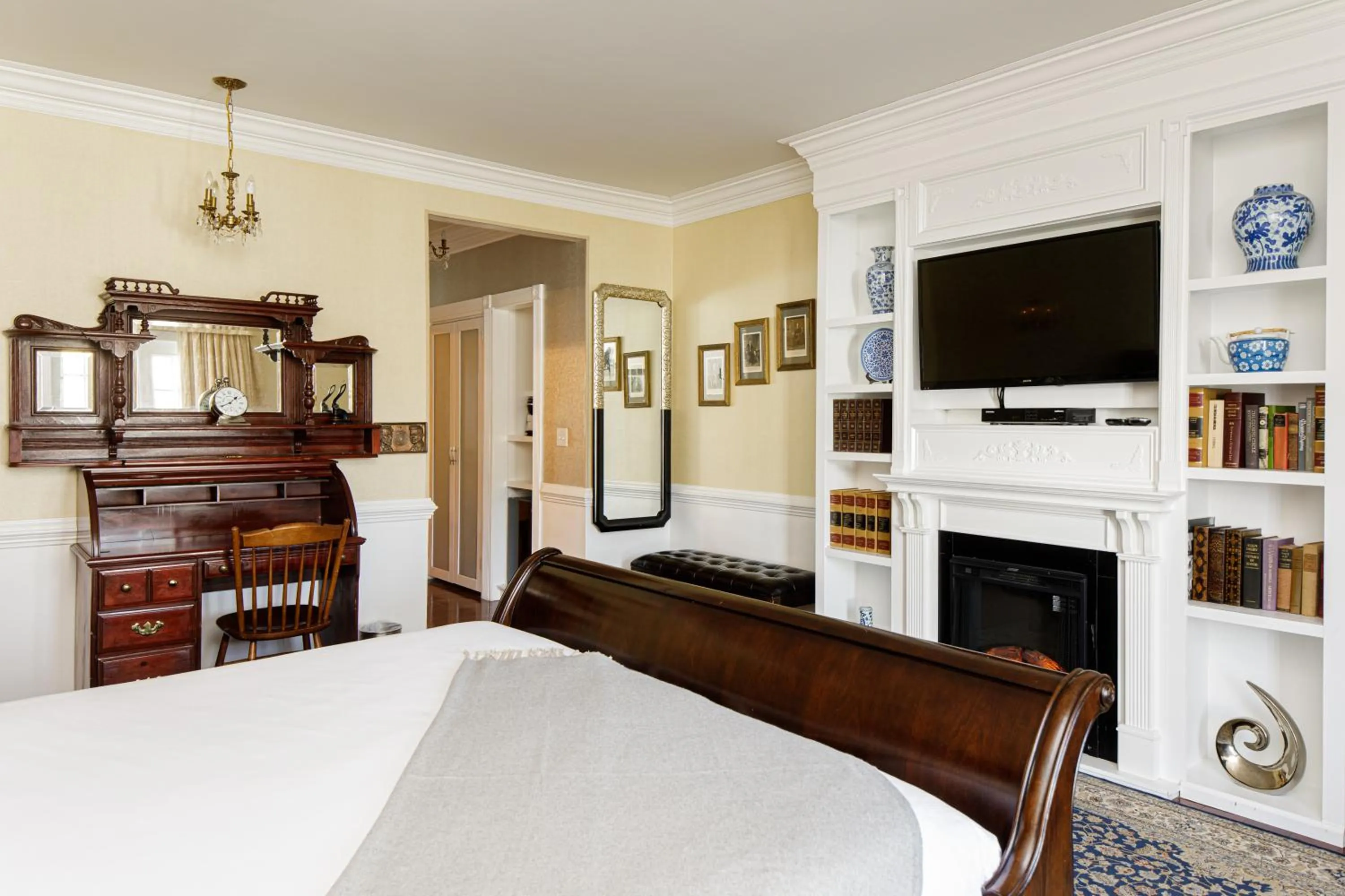 Bed in The Litchfield Inn