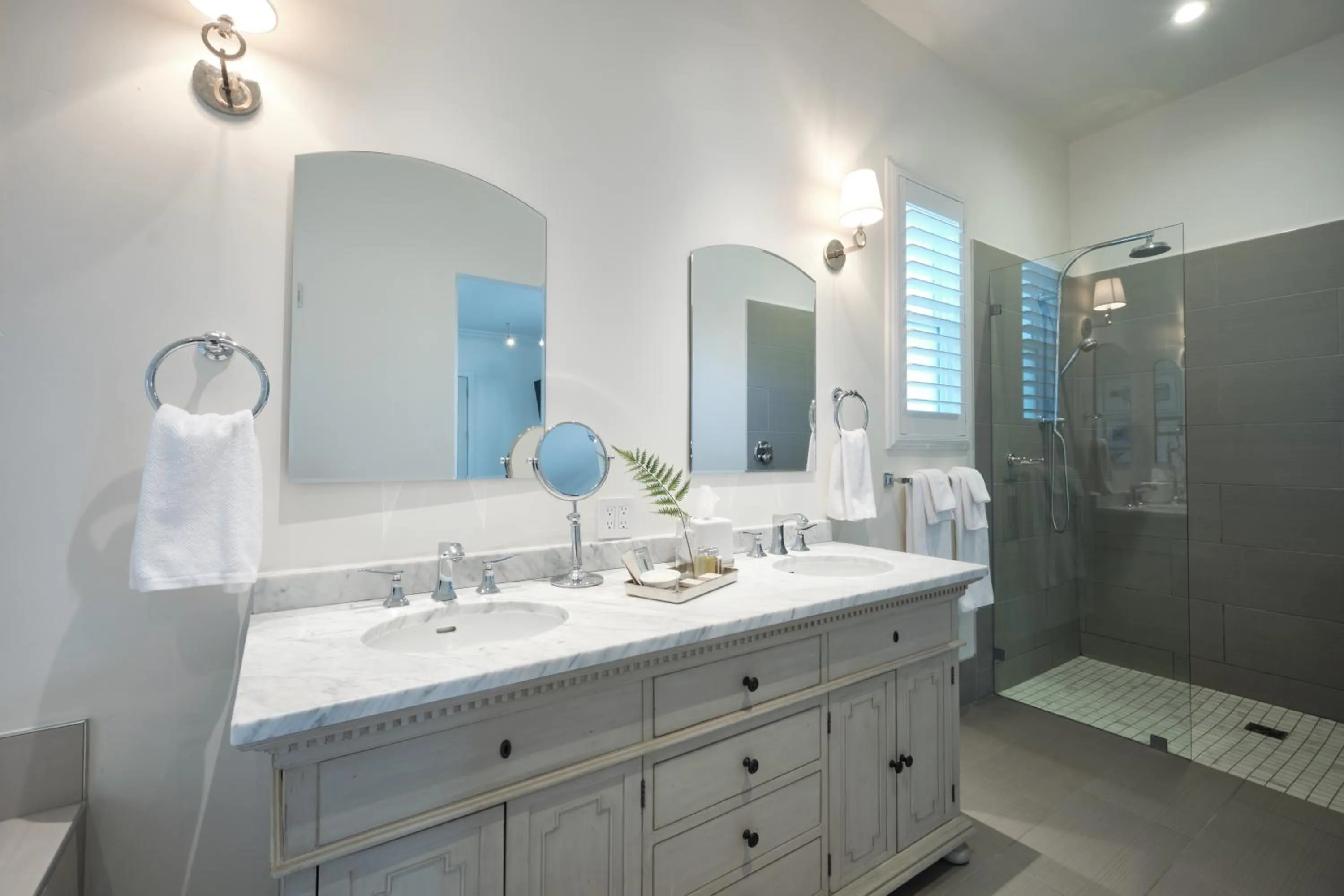 Shower in The Setting Inn Napa Valley