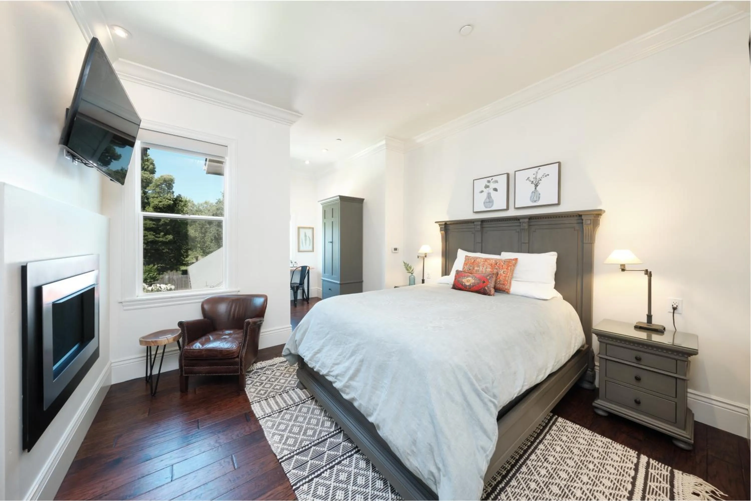 TV and multimedia, Bed in The Setting Inn Napa Valley