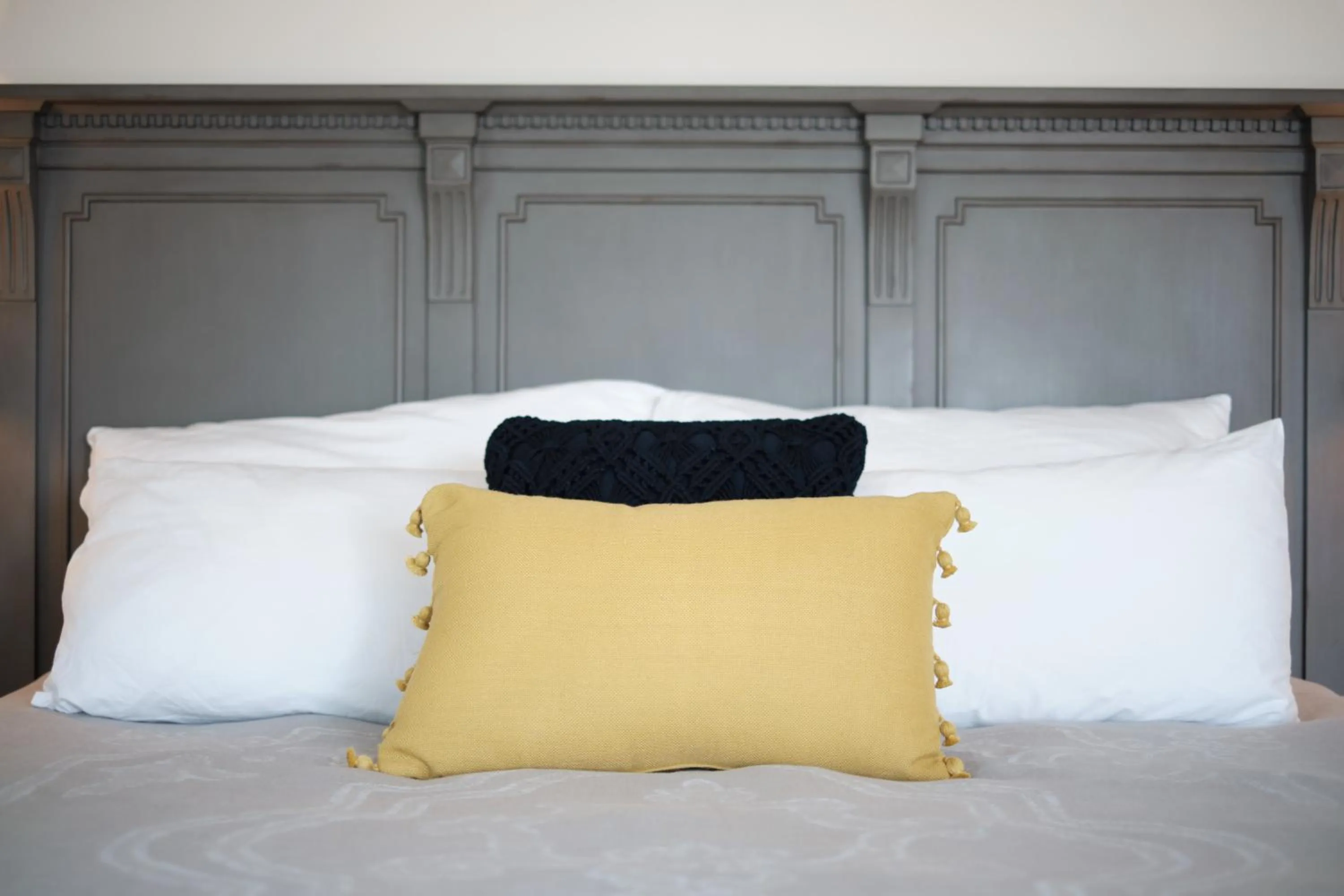 Decorative detail, Bed in The Setting Inn Napa Valley