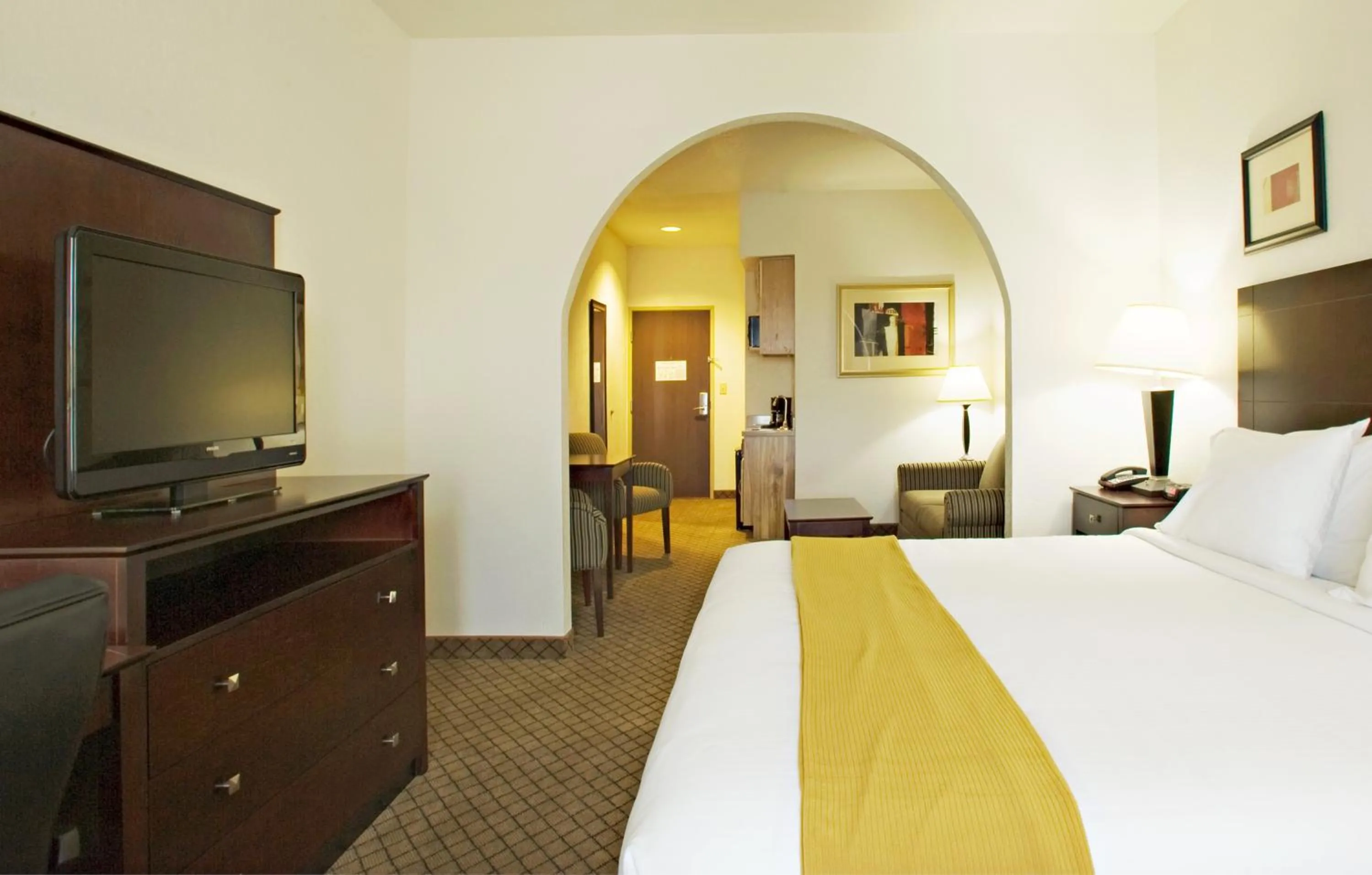 Photo of the whole room, Bed in Holiday Inn Express & Suites Childress by IHG