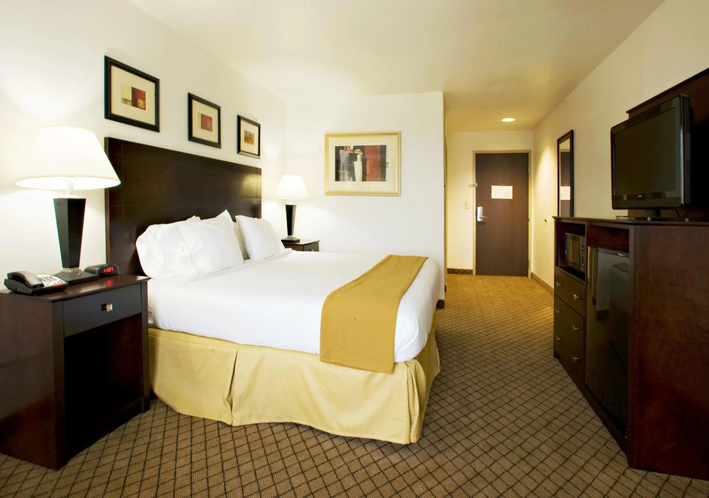 Photo of the whole room, Bed in Holiday Inn Express & Suites Childress by IHG