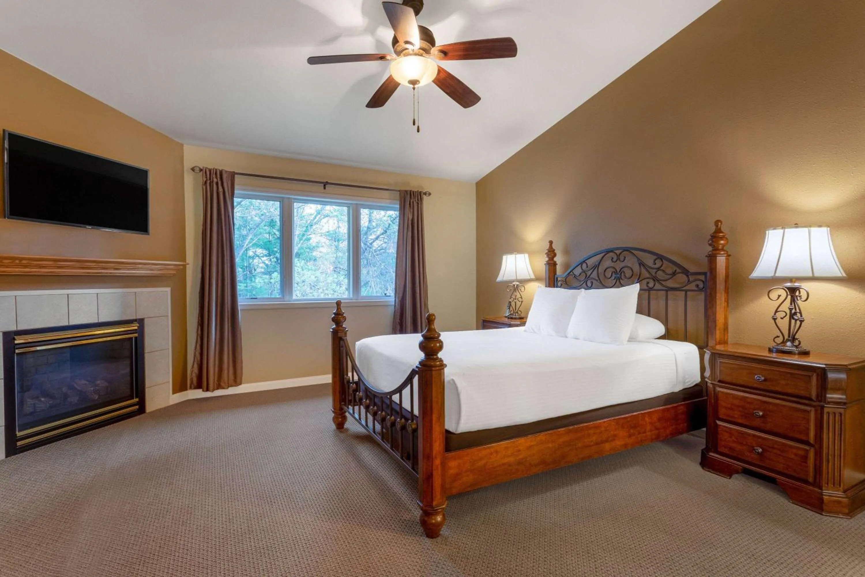 Photo of the whole room, Bed in Tamarack Wisconsin Dells, a Ramada by Wyndham