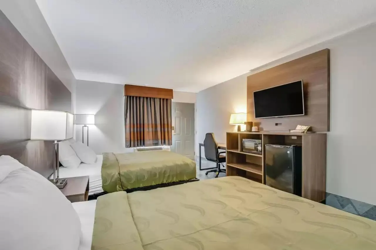 Bed in Quality Inn Dalton East