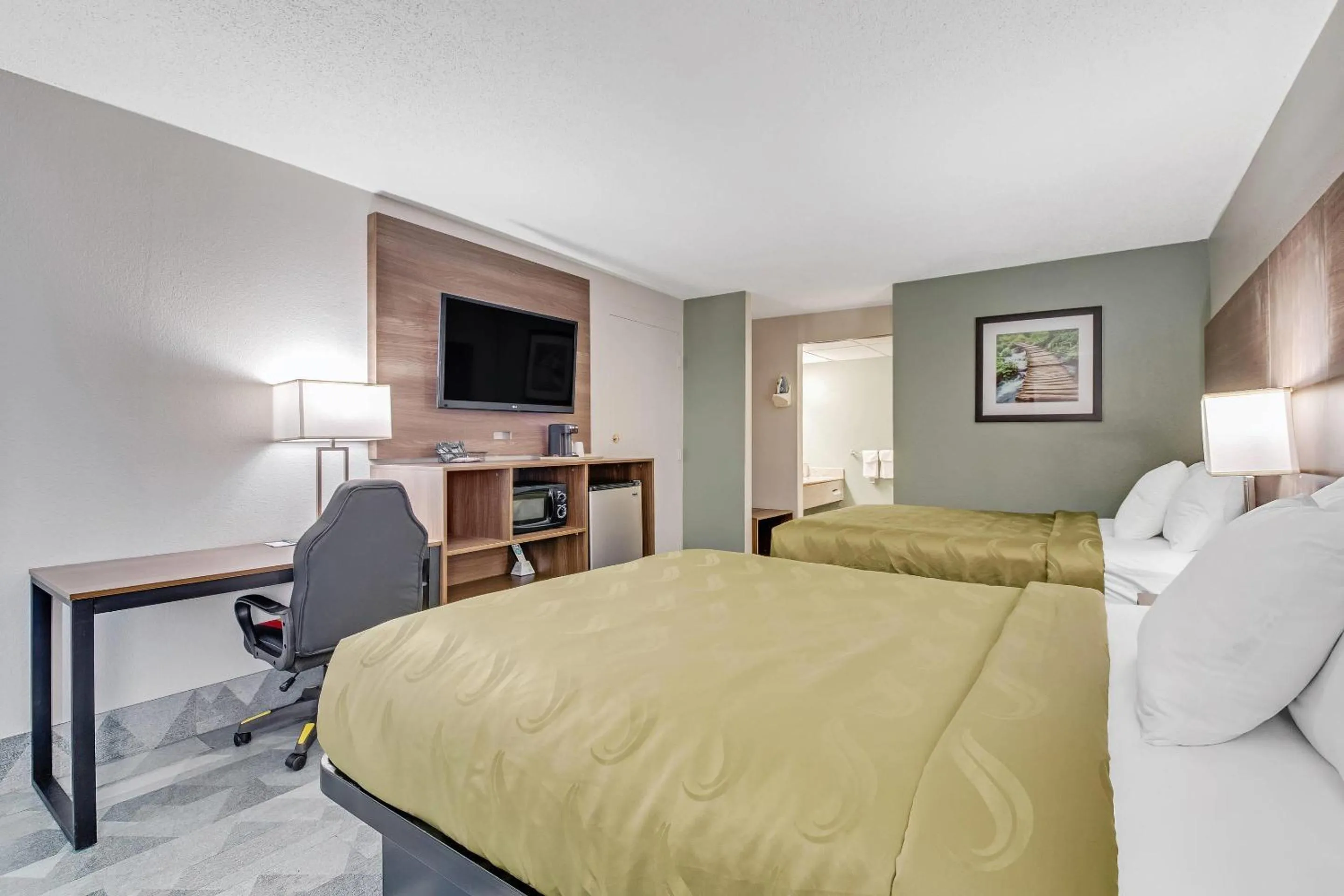 Bedroom, Bed in Quality Inn Dalton East