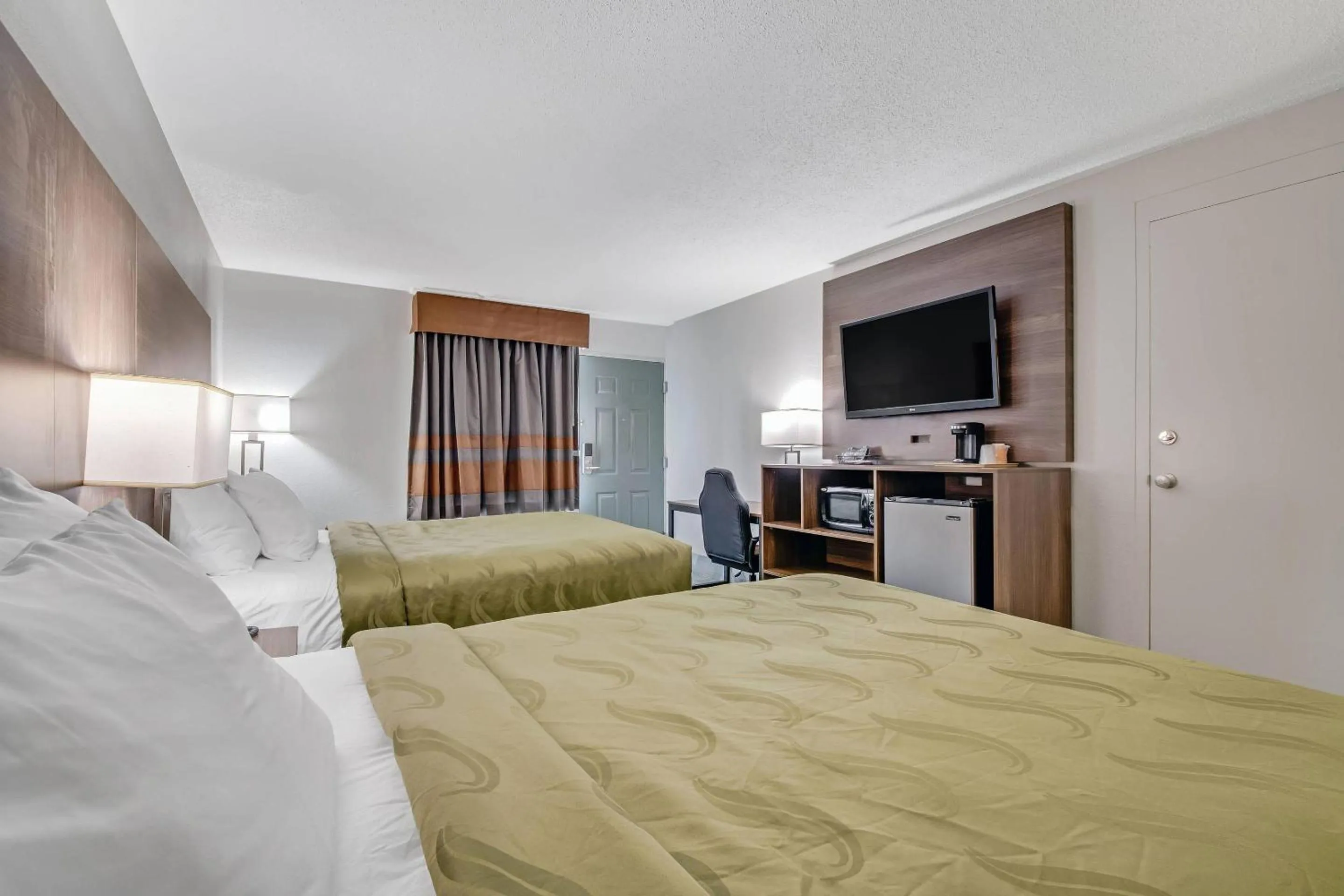 Bedroom, Bed in Quality Inn Dalton East