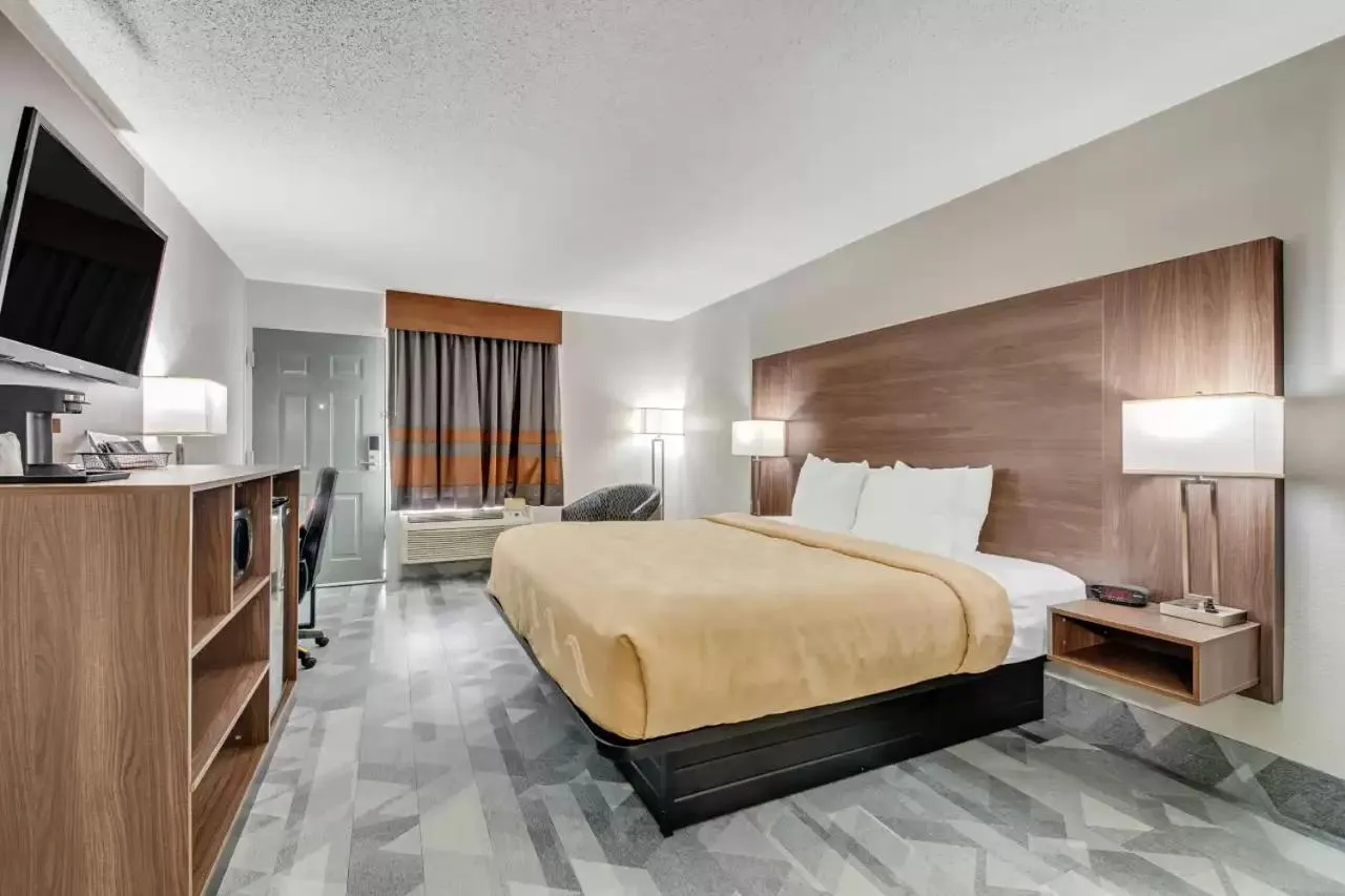 Bed in Quality Inn Dalton East