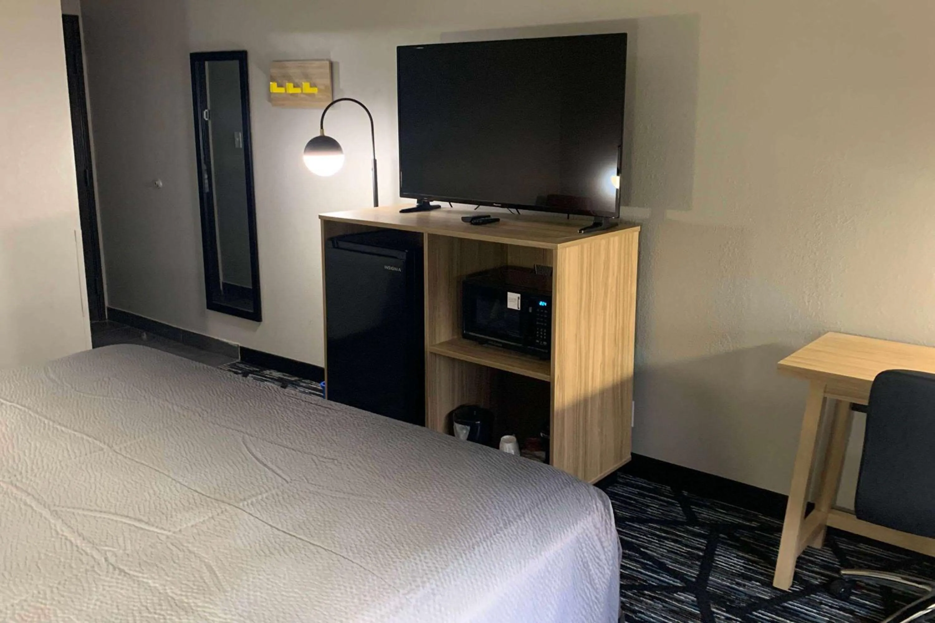 Photo of the whole room, Bed in Super 8 by Wyndham Kirksville-University Area