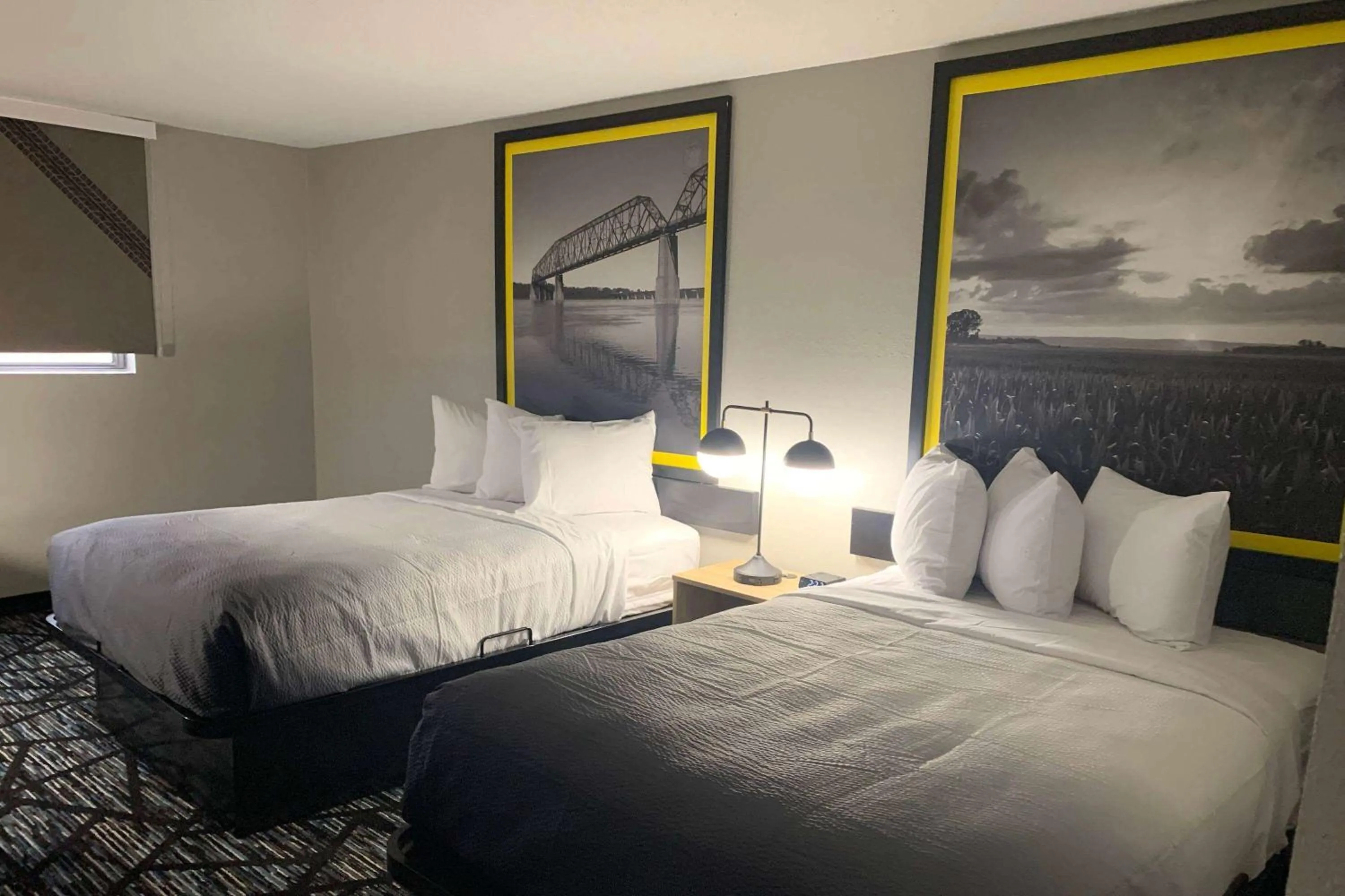 Photo of the whole room, Bed in Super 8 by Wyndham Kirksville-University Area