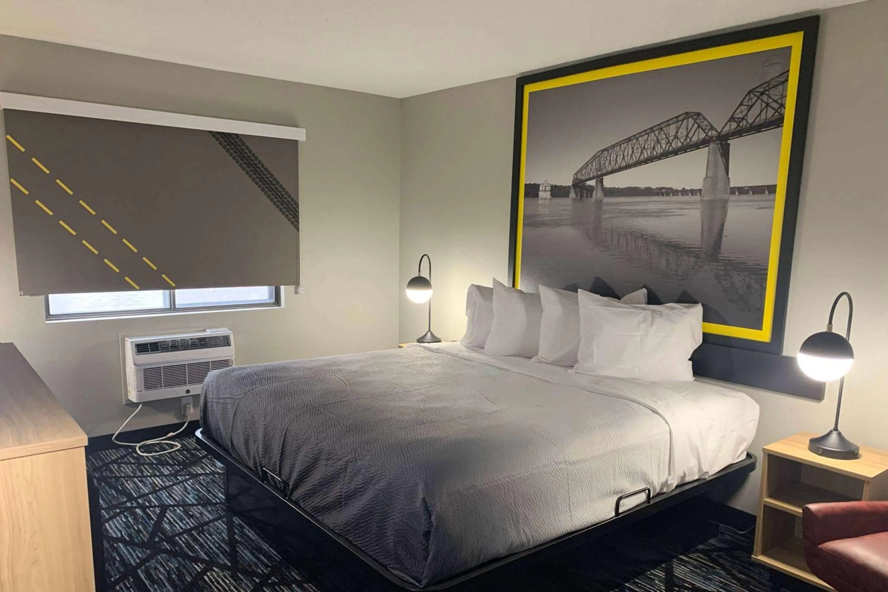 Photo of the whole room, Bed in Super 8 by Wyndham Kirksville-University Area