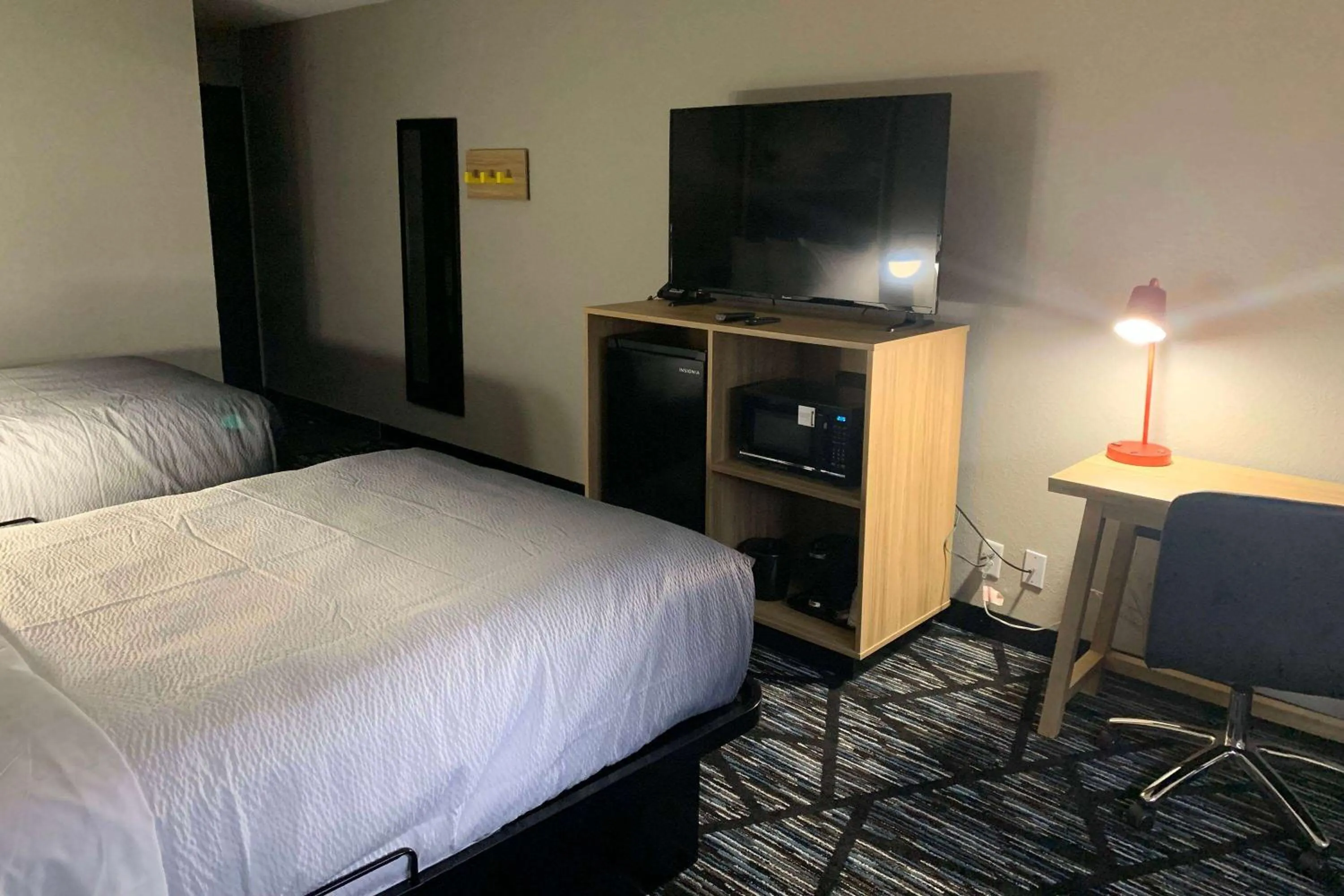 Photo of the whole room, Bed in Super 8 by Wyndham Kirksville-University Area
