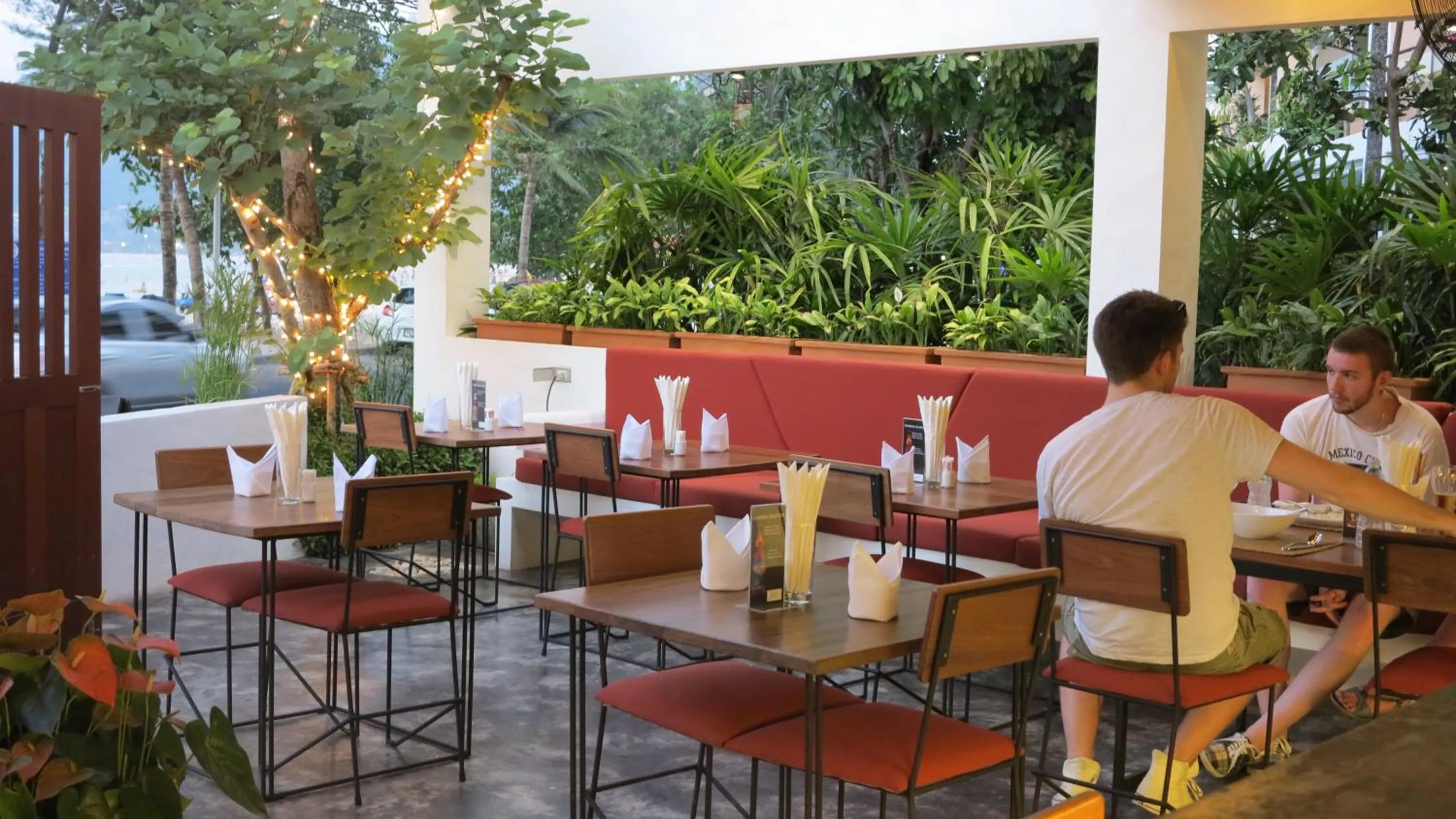 Restaurant/places to eat in The Front Hotel and Apartments