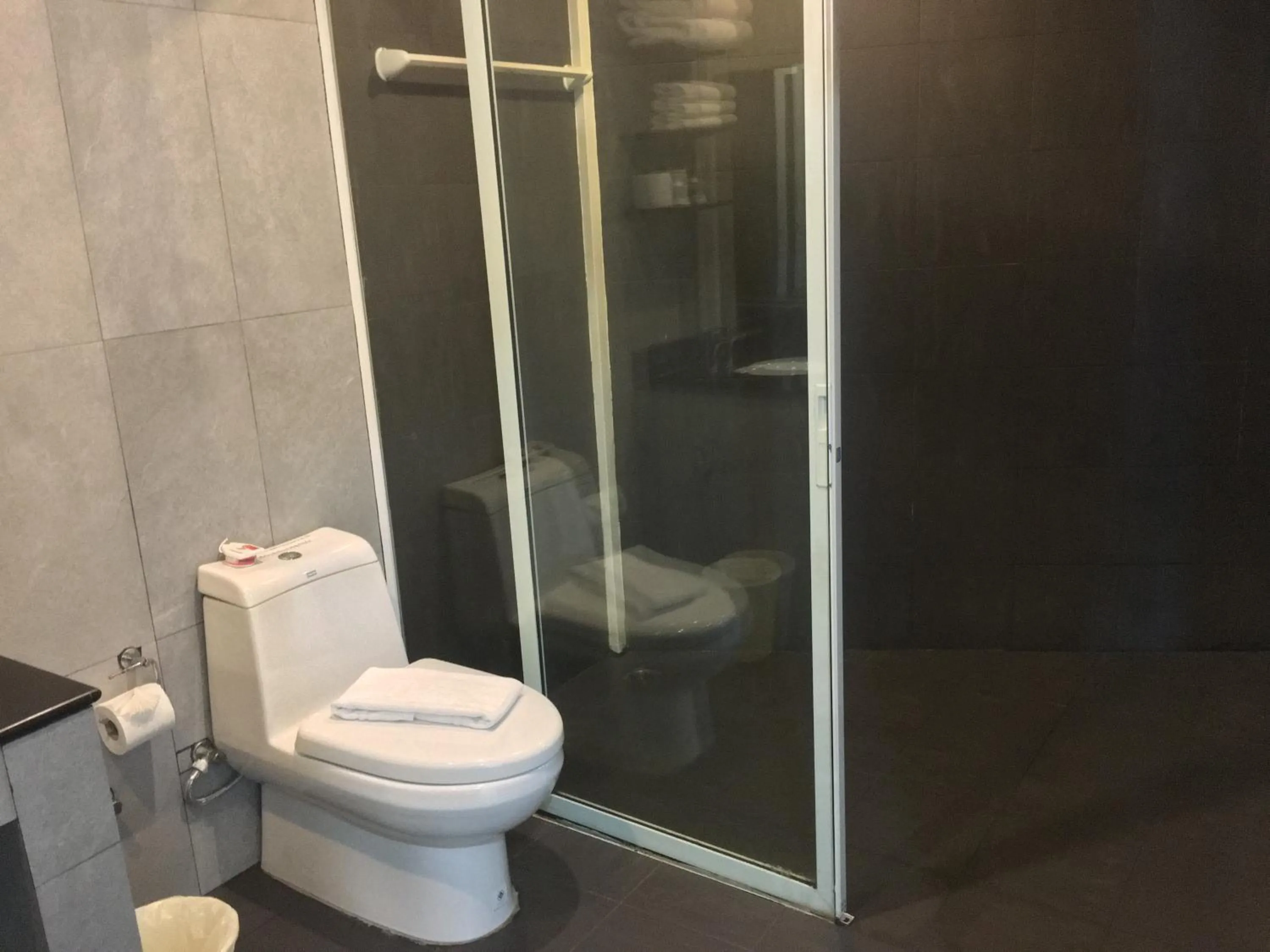 Bathroom in The Front Hotel and Apartments