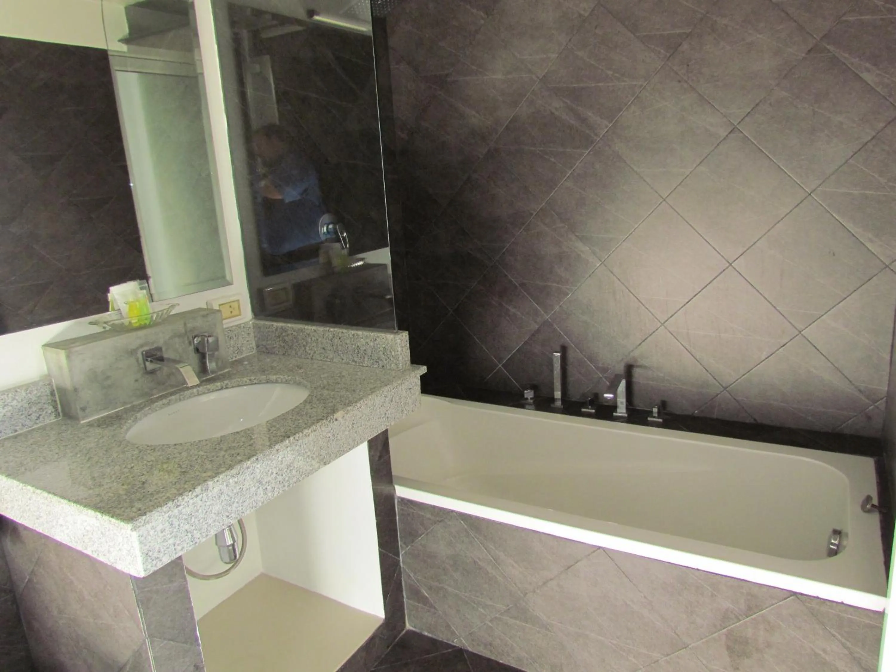 Bathroom in The Front Hotel and Apartments