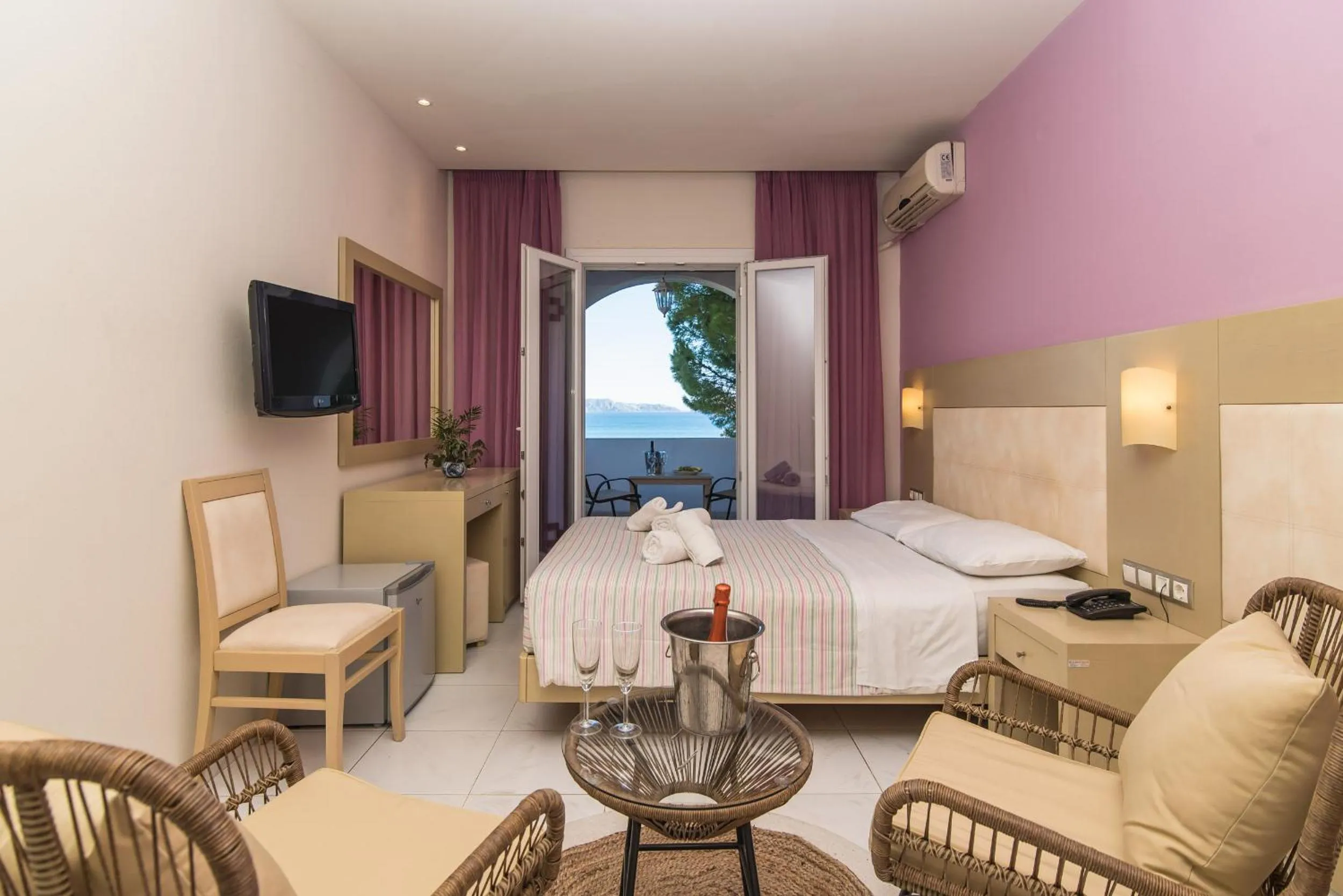 Photo of the whole room, Bed in Porto Koukla Beach