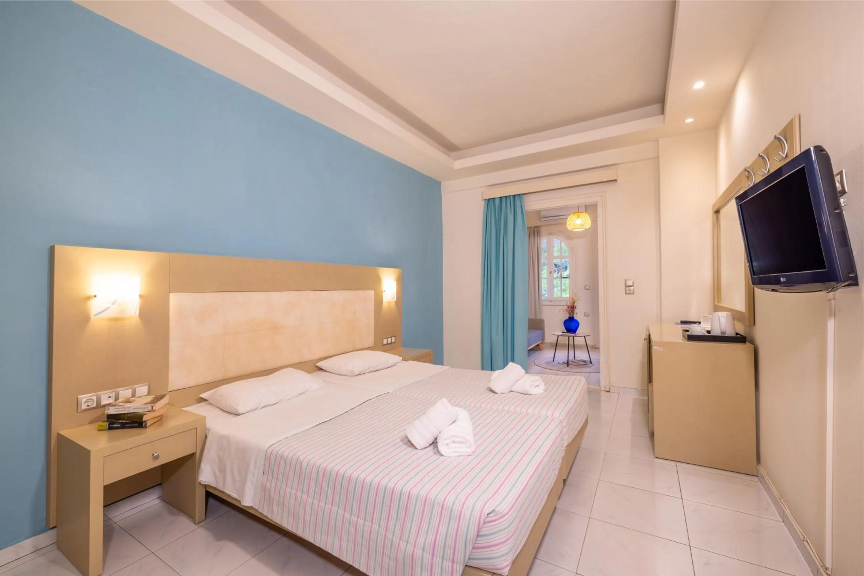 Photo of the whole room, Bed in Porto Koukla Beach