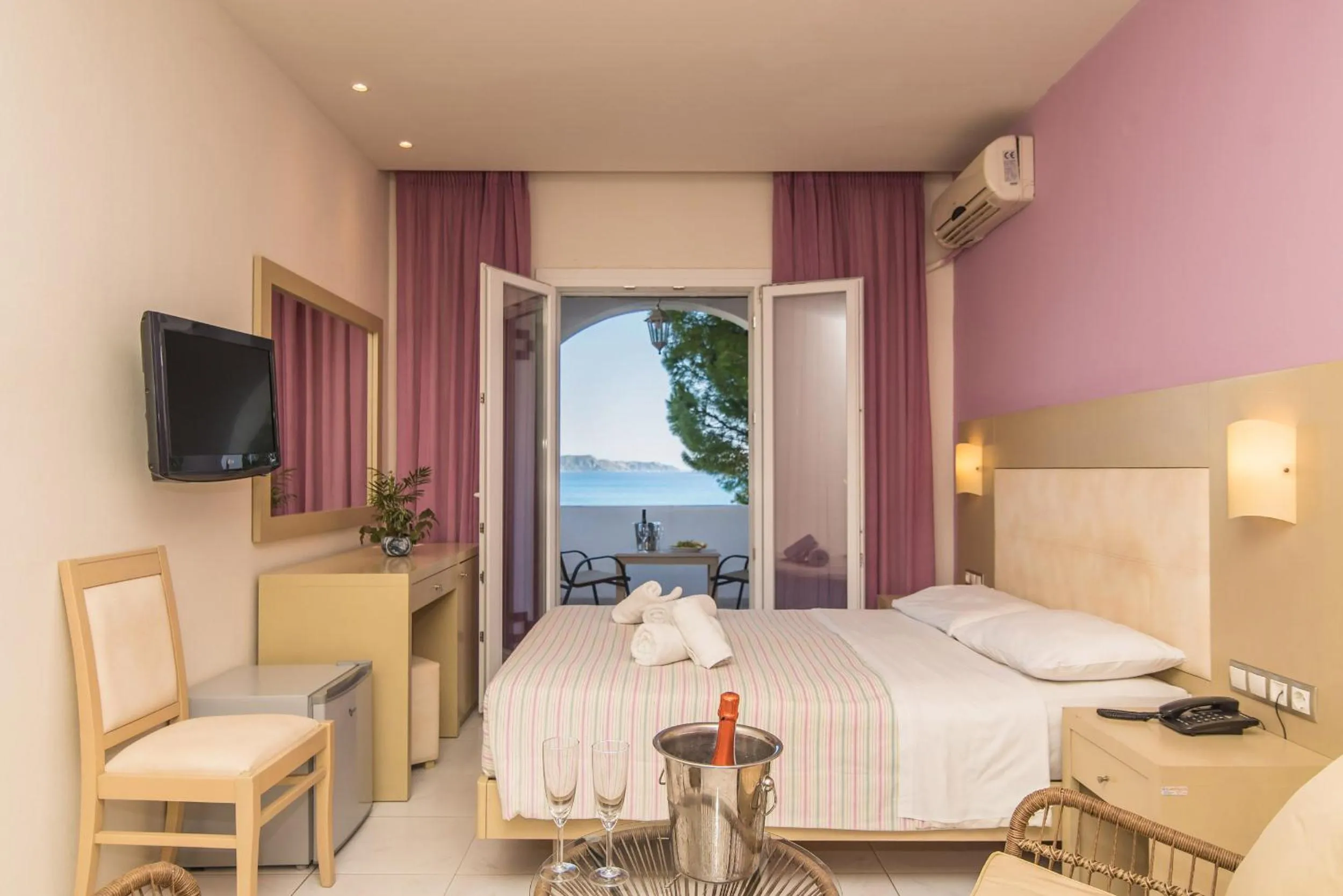 Photo of the whole room, Bed in Porto Koukla Beach