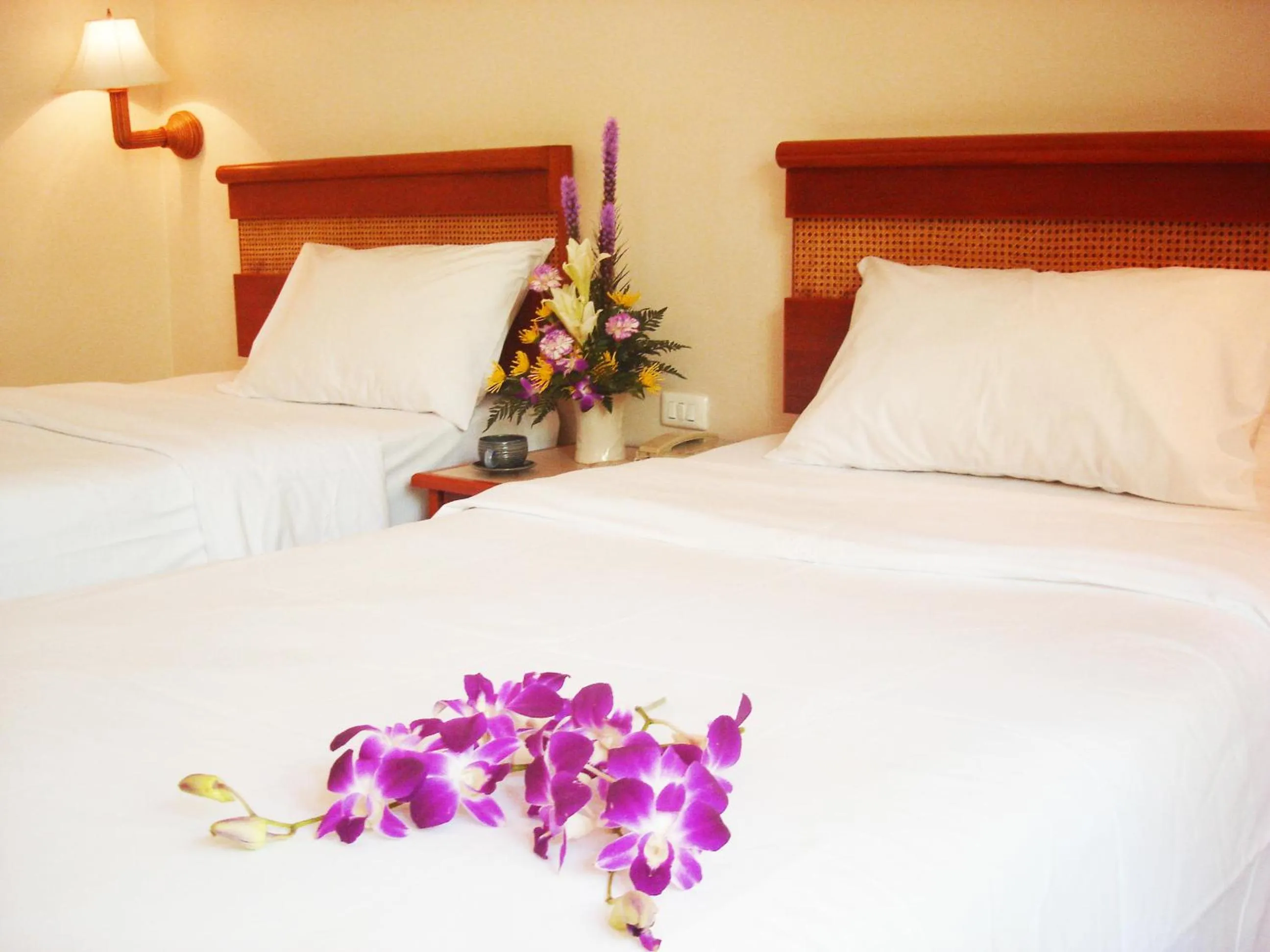 Bedroom, Bed in Sunset Mansion