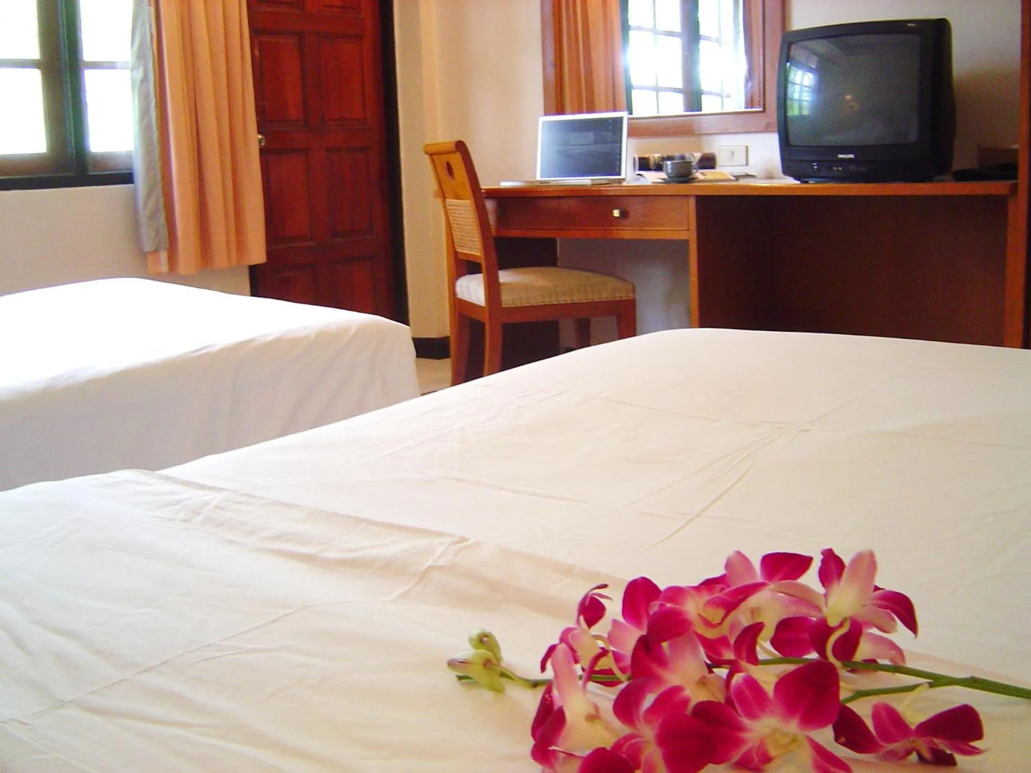 Bedroom, Bed in Sunset Mansion