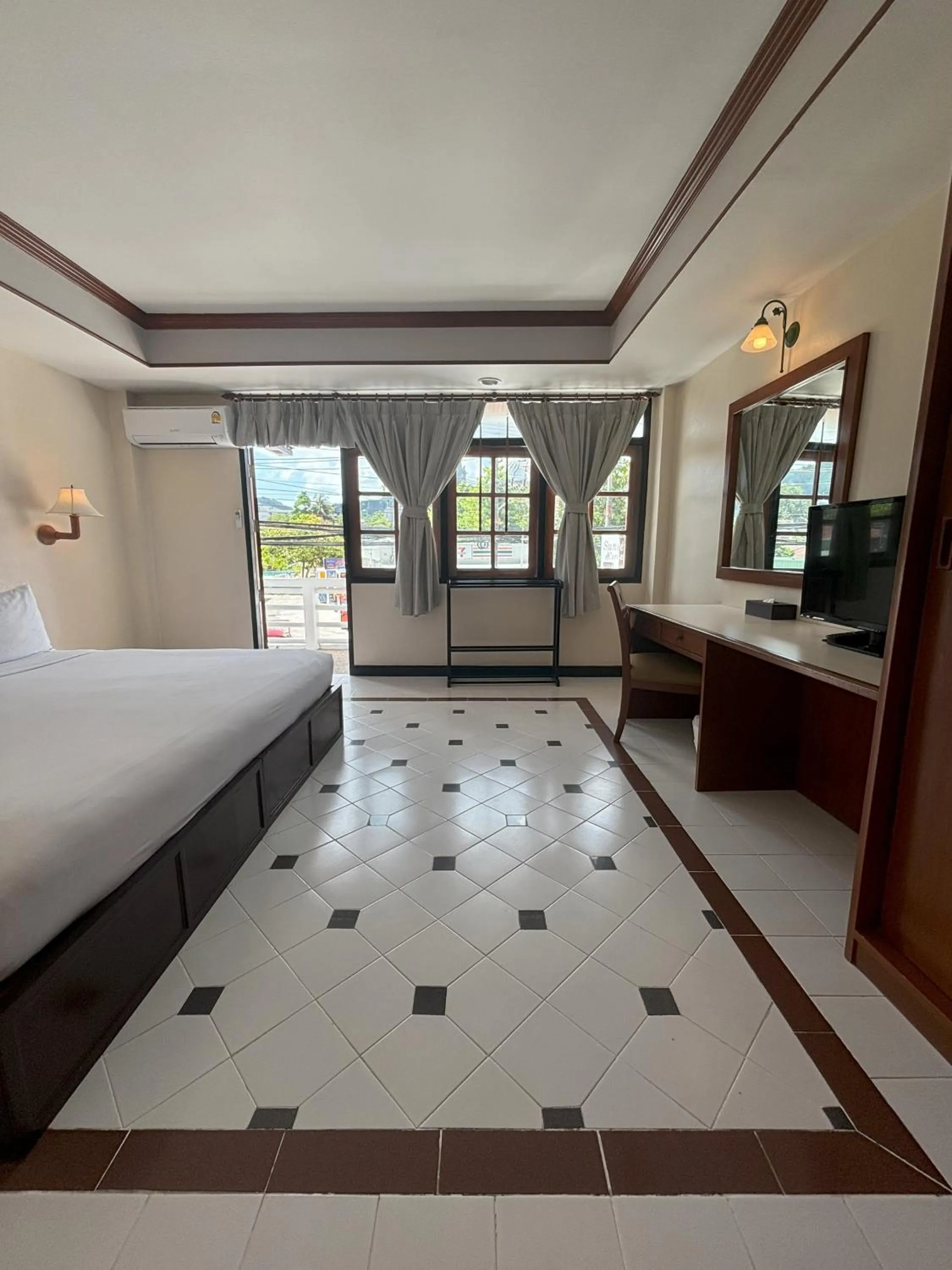 Bedroom, Bed in Sunset Mansion