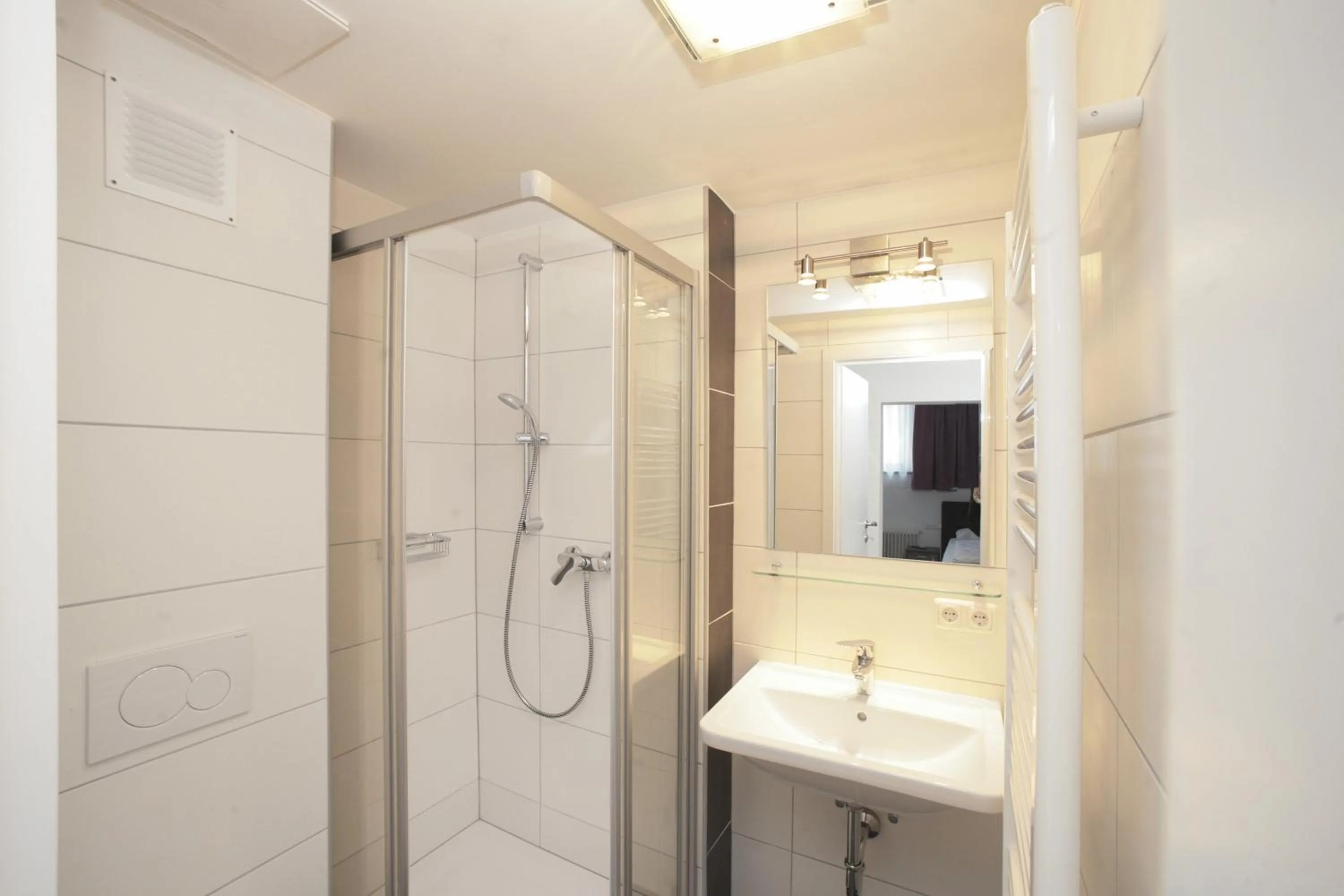 Bathroom in Lake and Cityhotel Edelweiss - self Check in