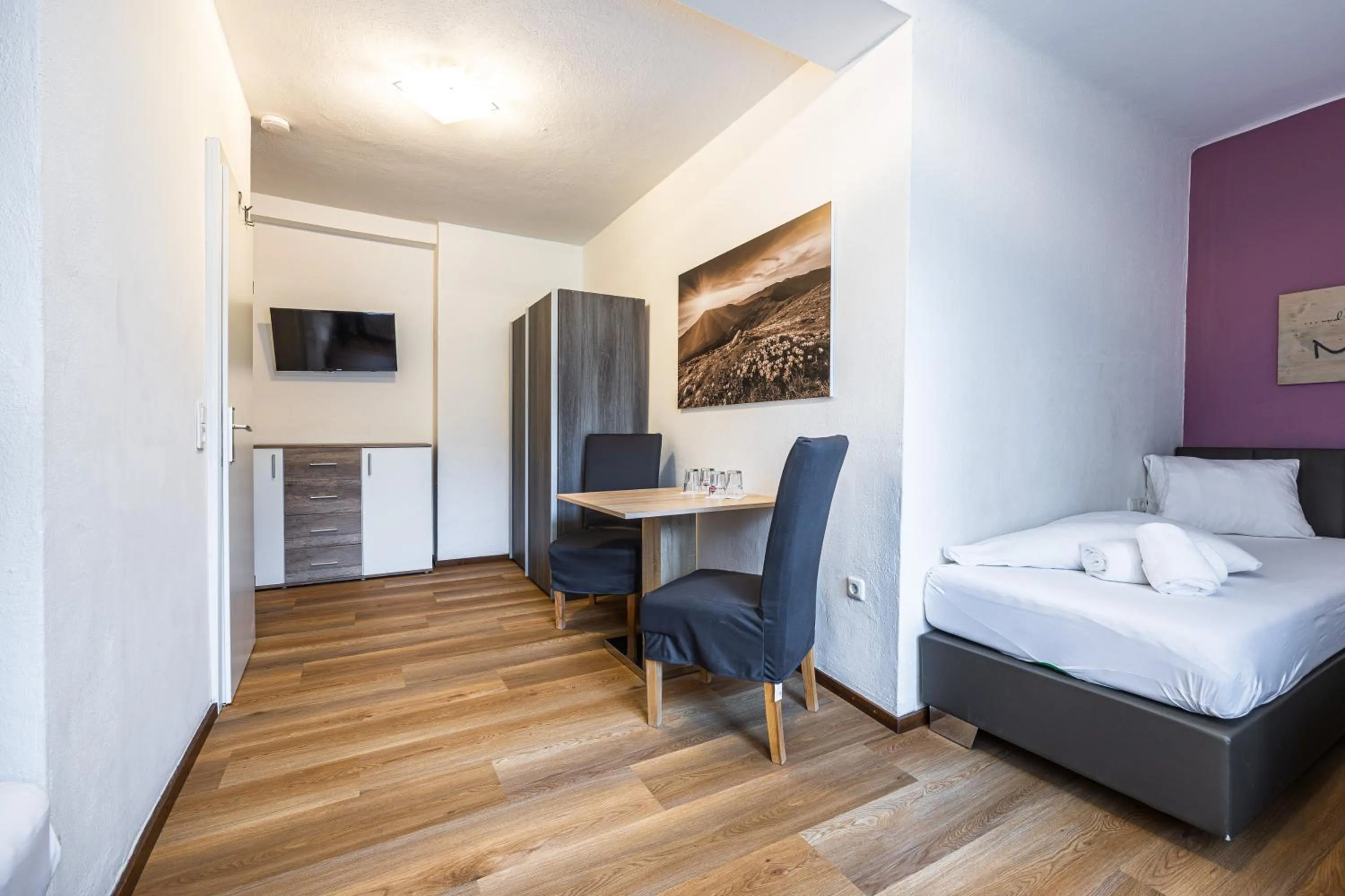 Bed in Lake and Cityhotel Edelweiss - self Check in