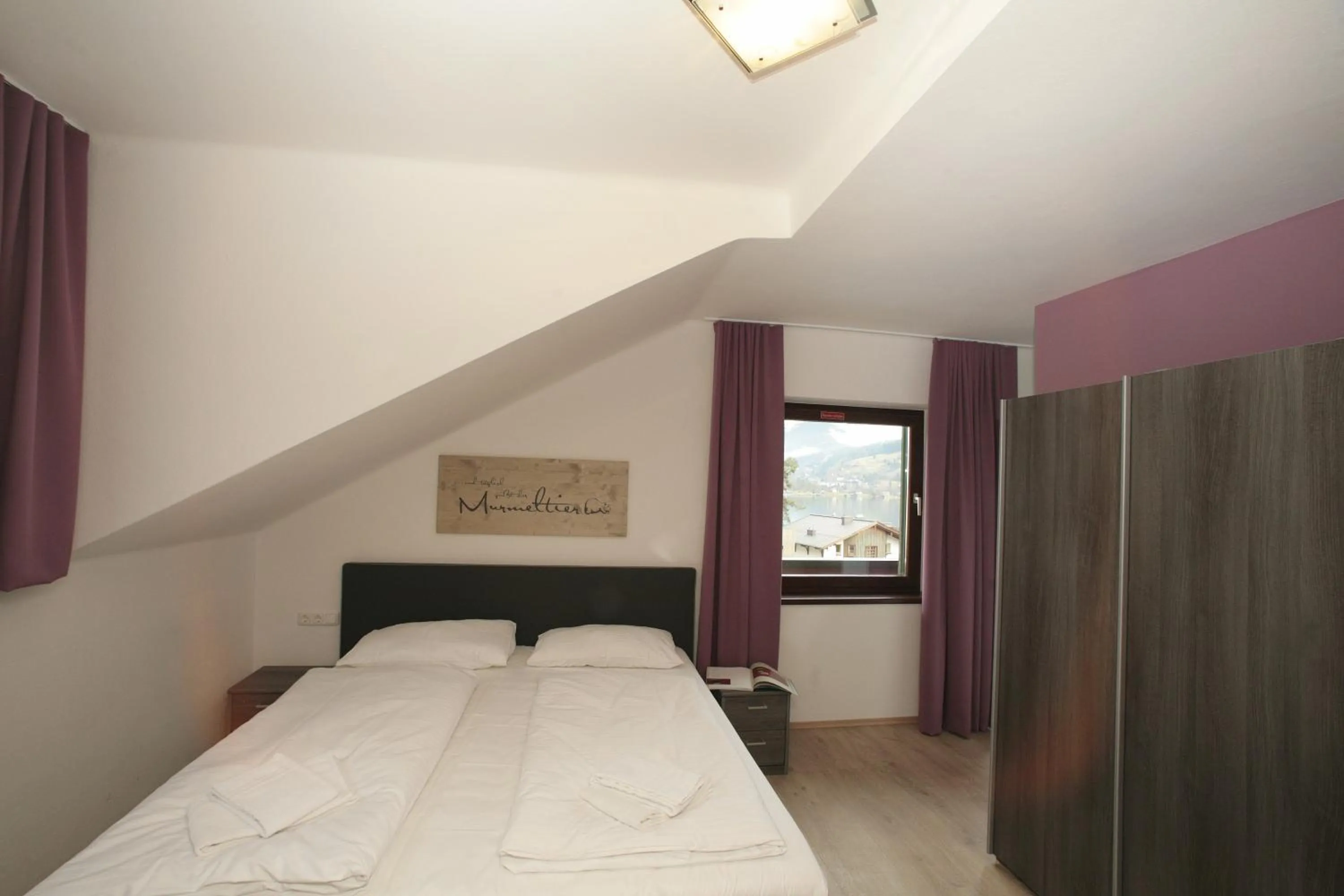 Bed in Lake and Cityhotel Edelweiss - self Check in