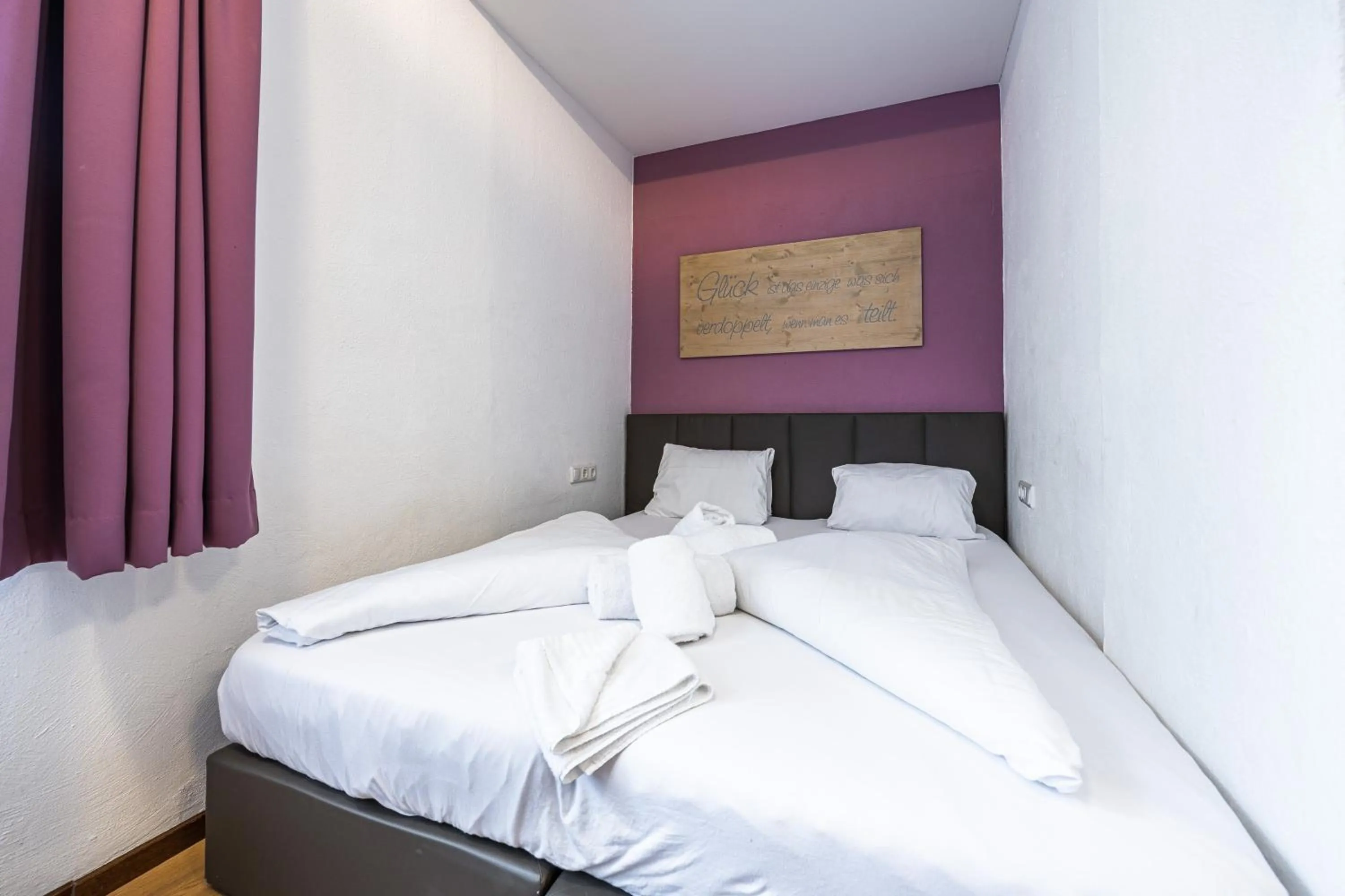 Bed in Lake and Cityhotel Edelweiss - self Check in