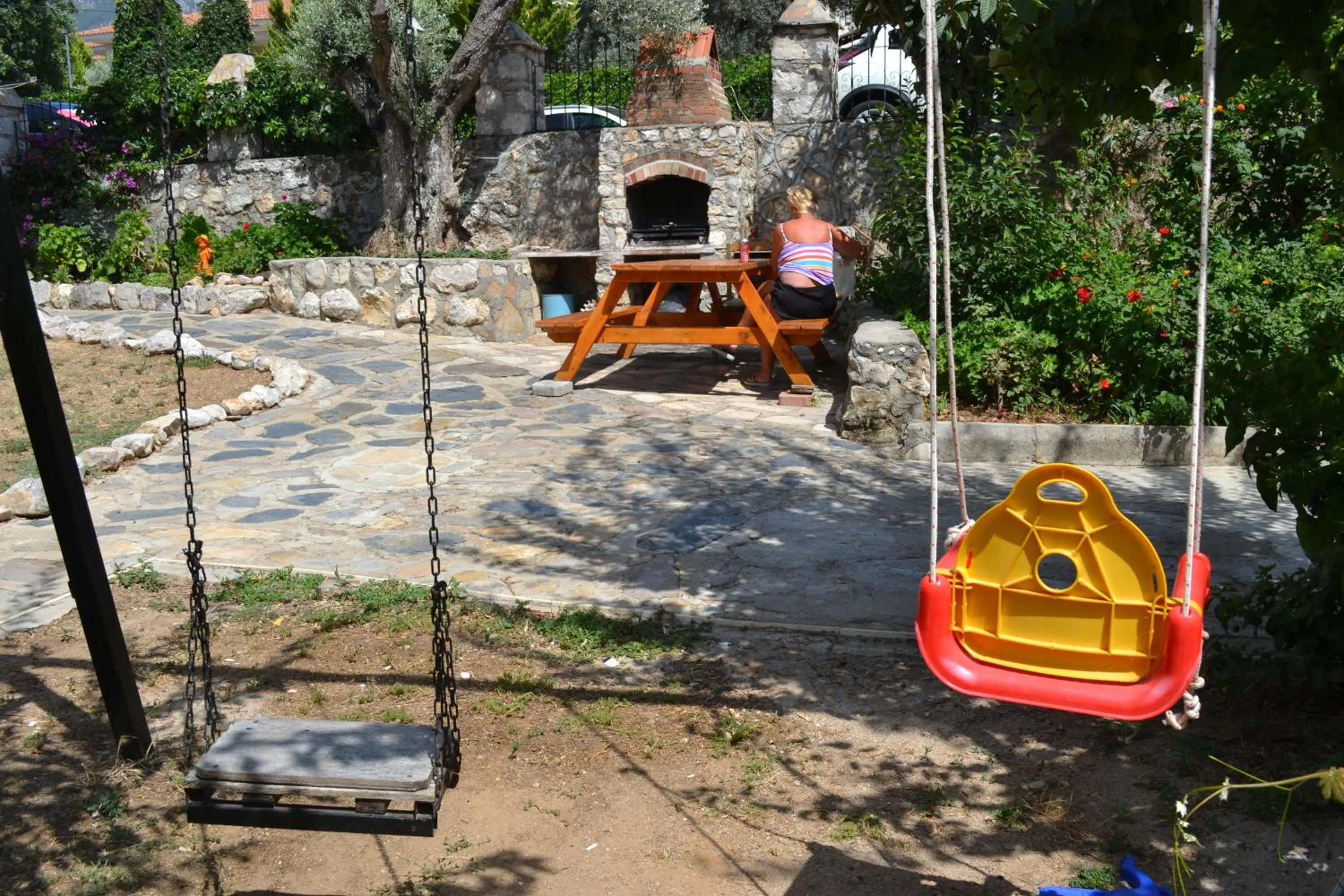 Garden in California Apart Otel