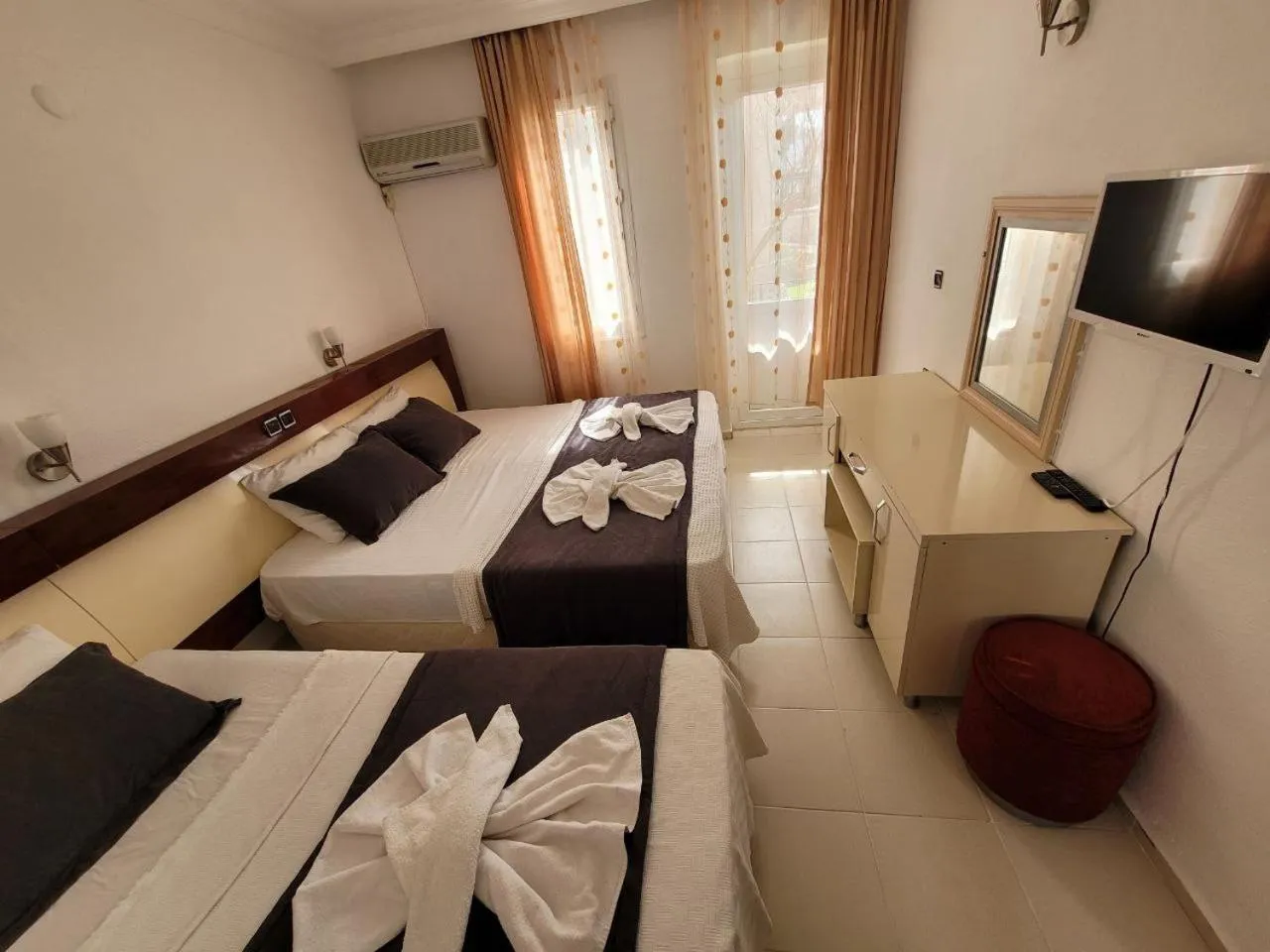 Communal lounge/ TV room, Bed in California Apart Otel