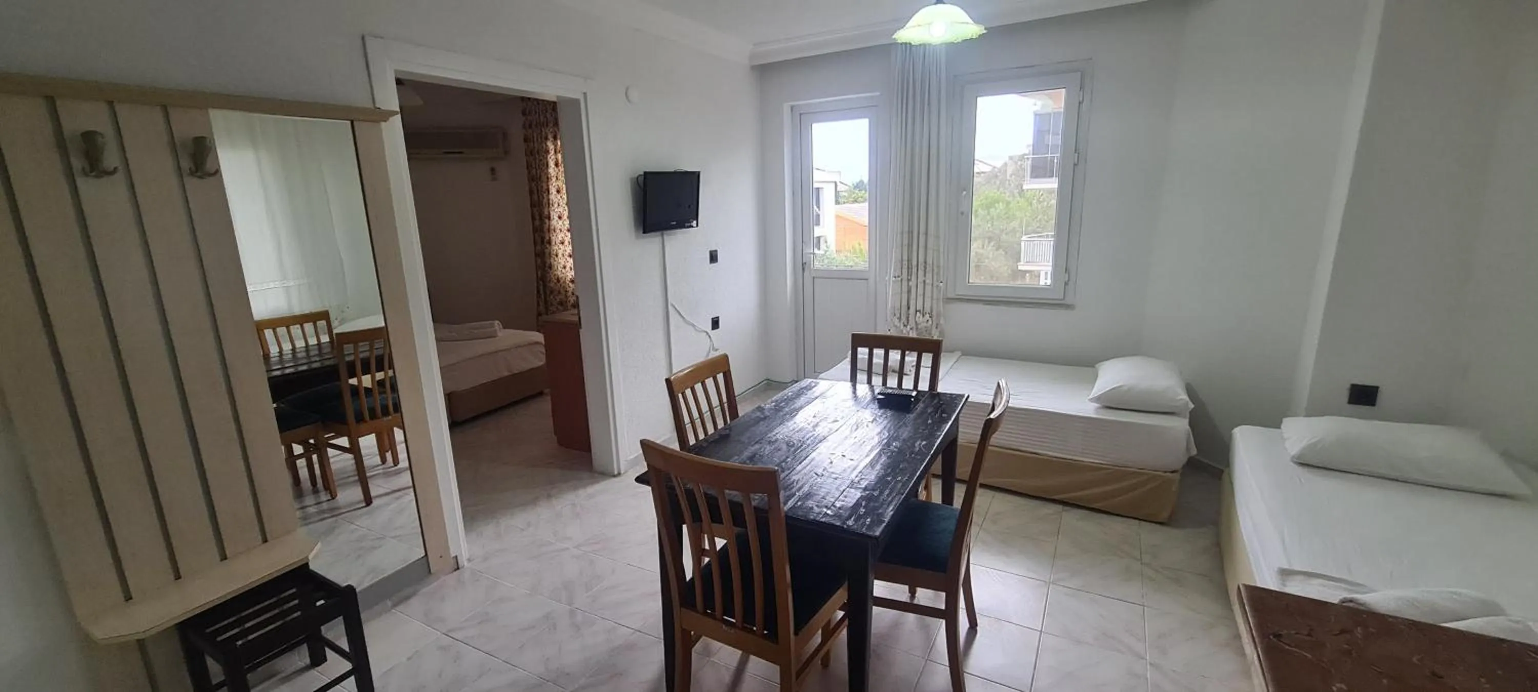 Food, Bed in California Apart Otel