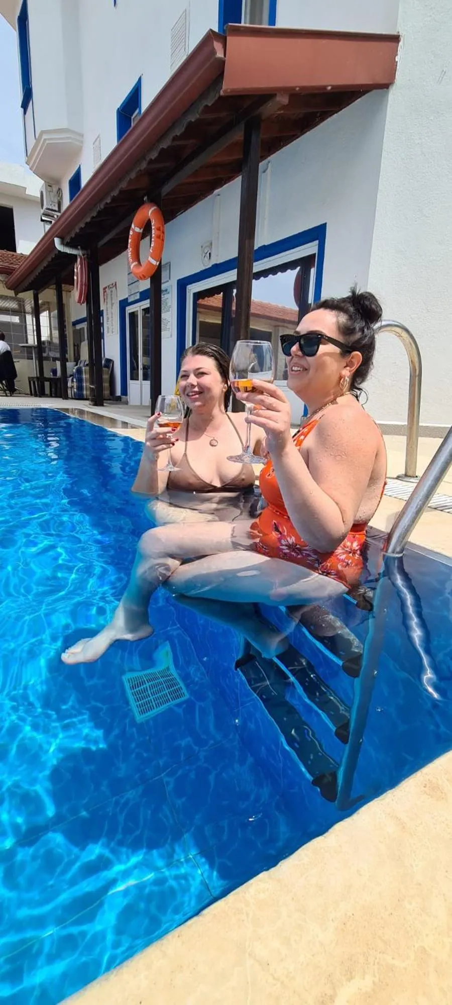 People in California Apart Otel