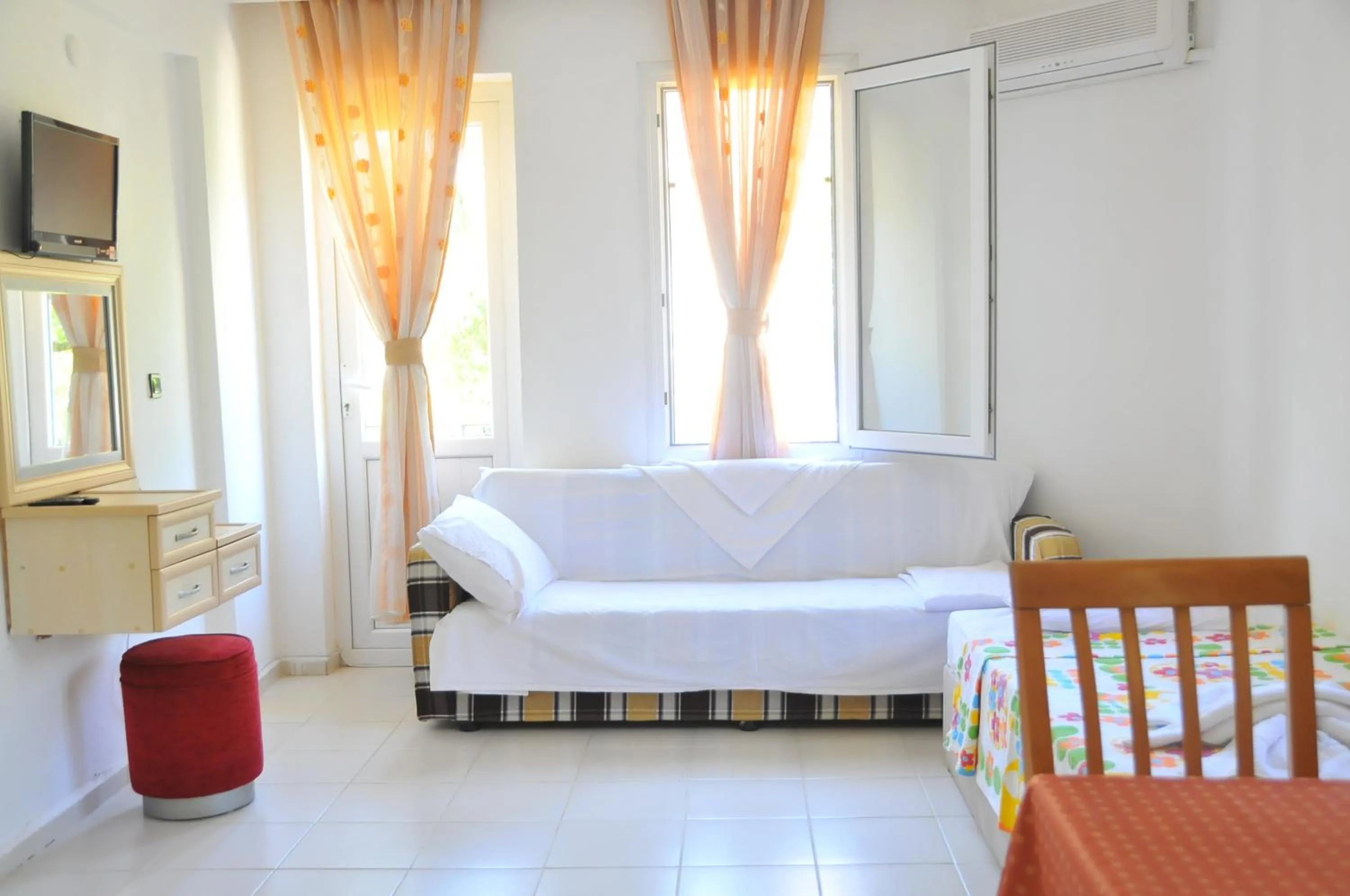 TV and multimedia, Bed in California Apart Otel