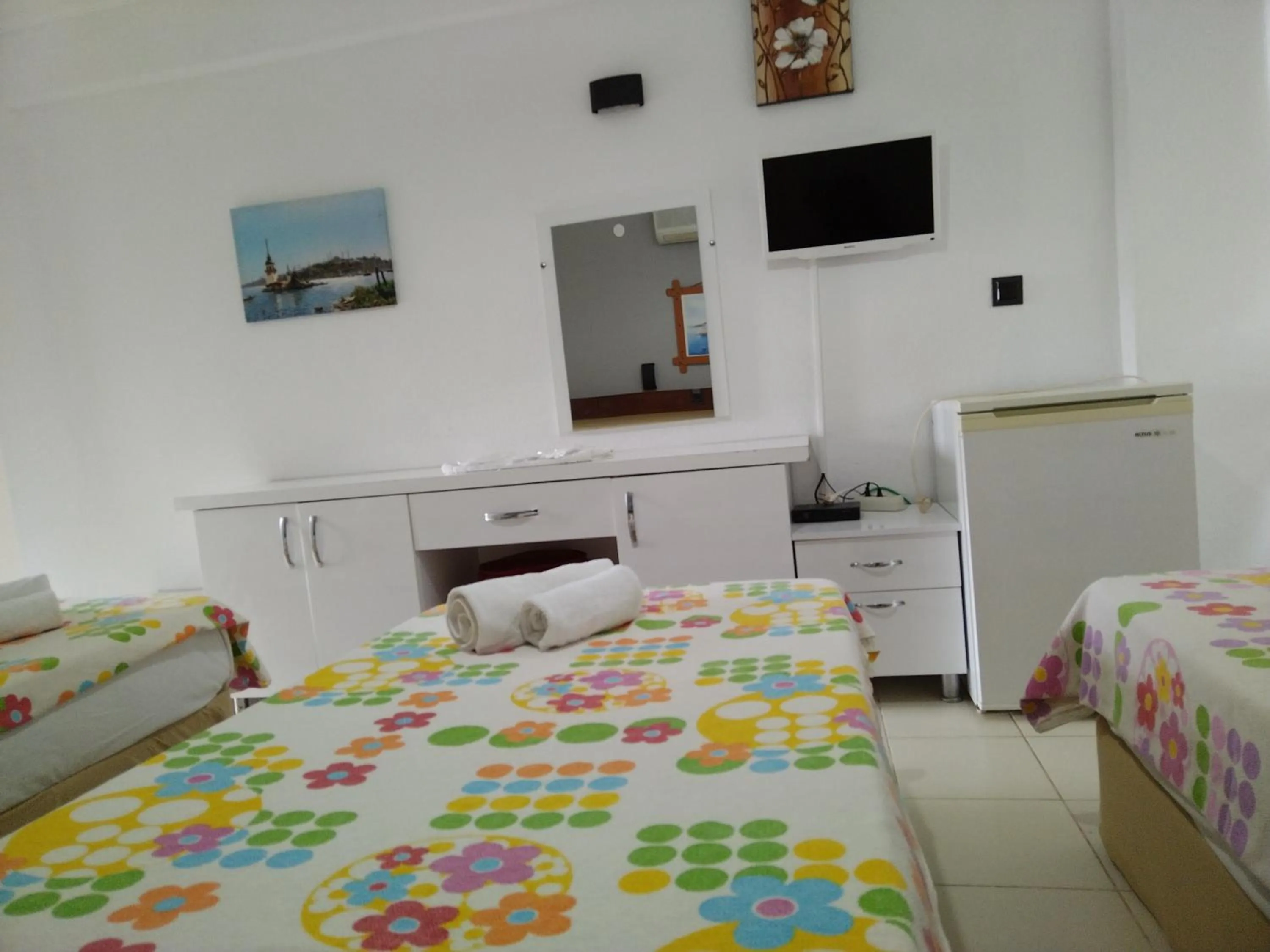 Communal lounge/ TV room, Bed in California Apart Otel