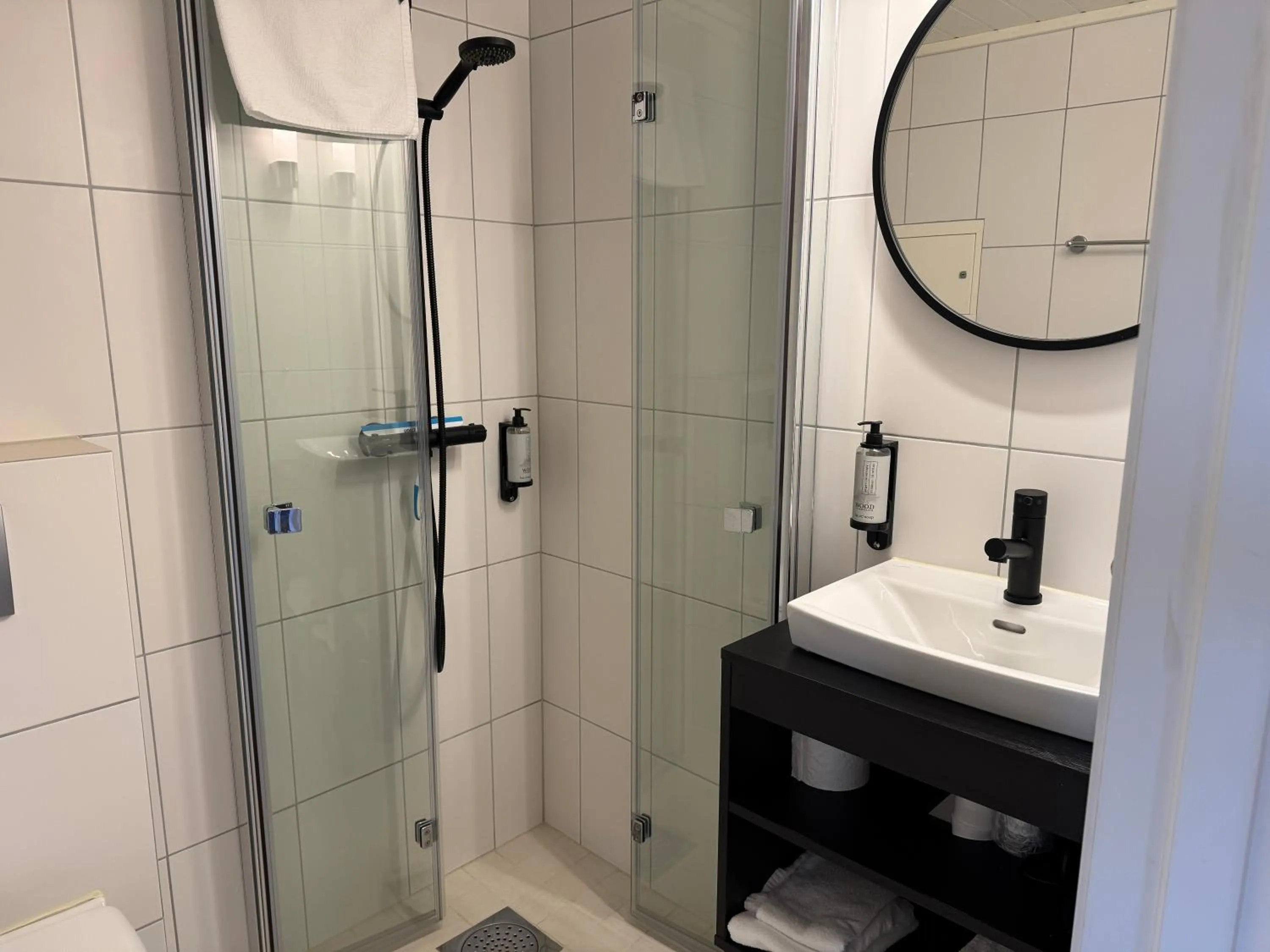 Bathroom in Grønnbuene Rorbu Hotel