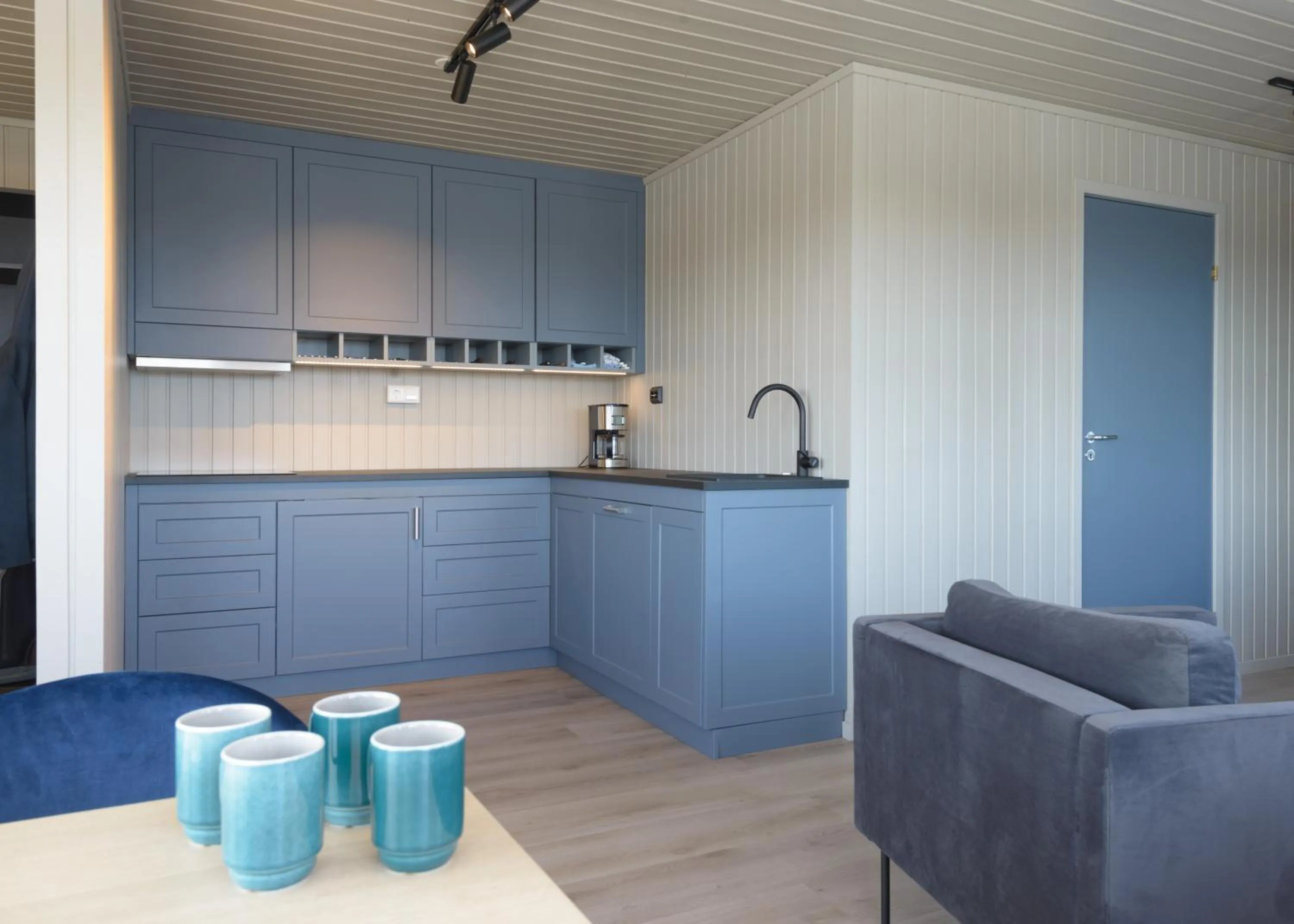 Kitchen or kitchenette in Grønnbuene Rorbu Hotel