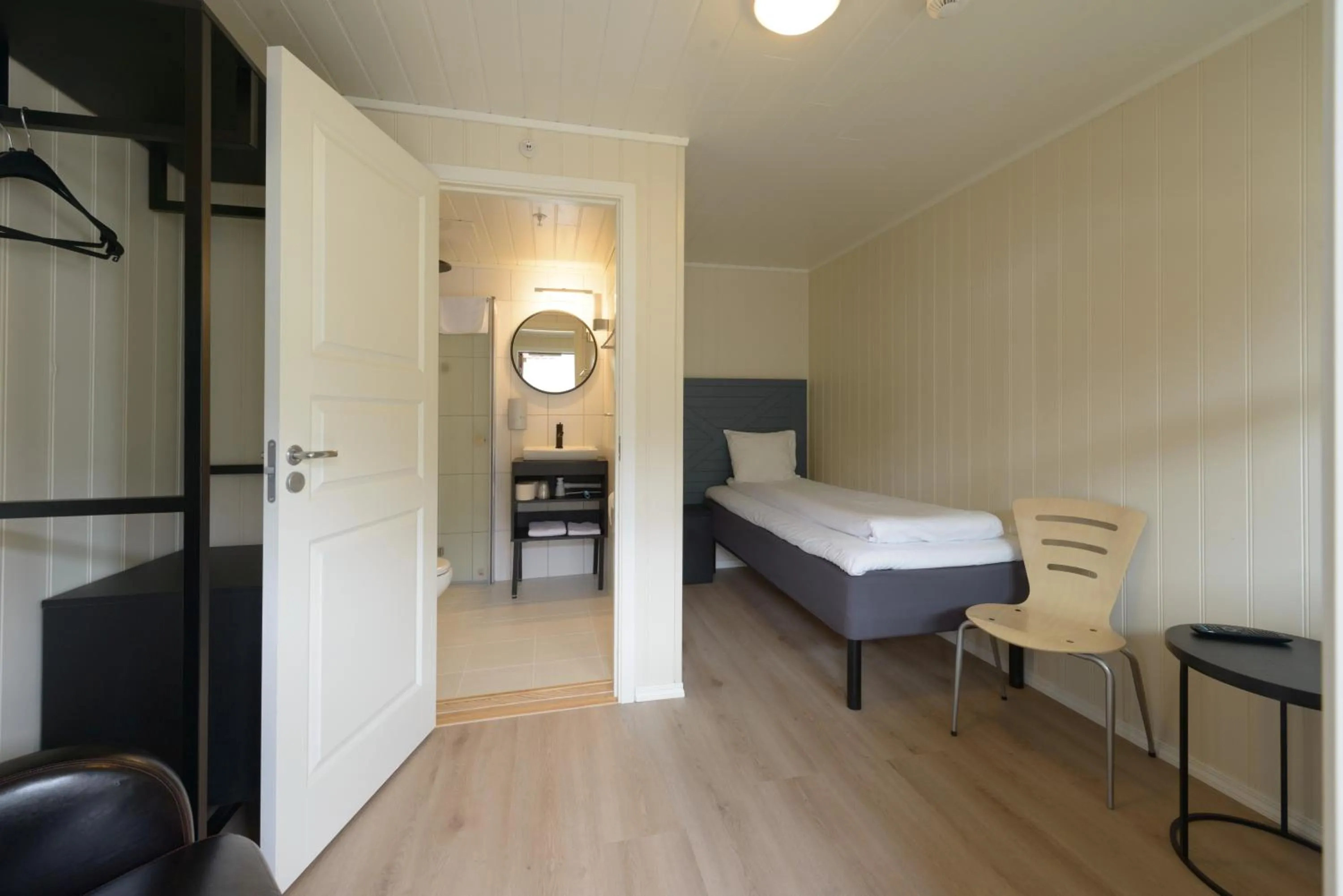 Bedroom, Bed in Grønnbuene Rorbu Hotel