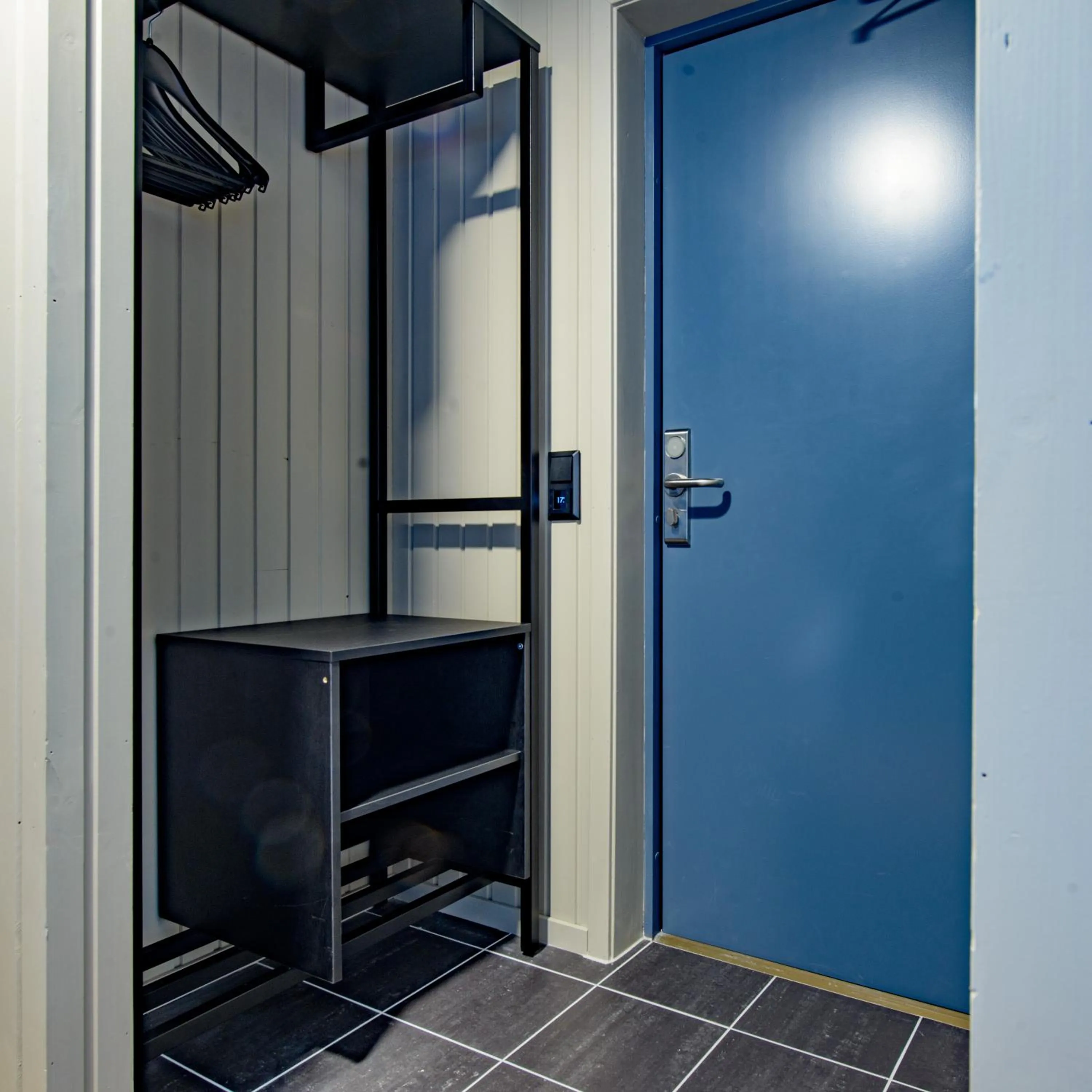 wardrobe in Grønnbuene Rorbu Hotel