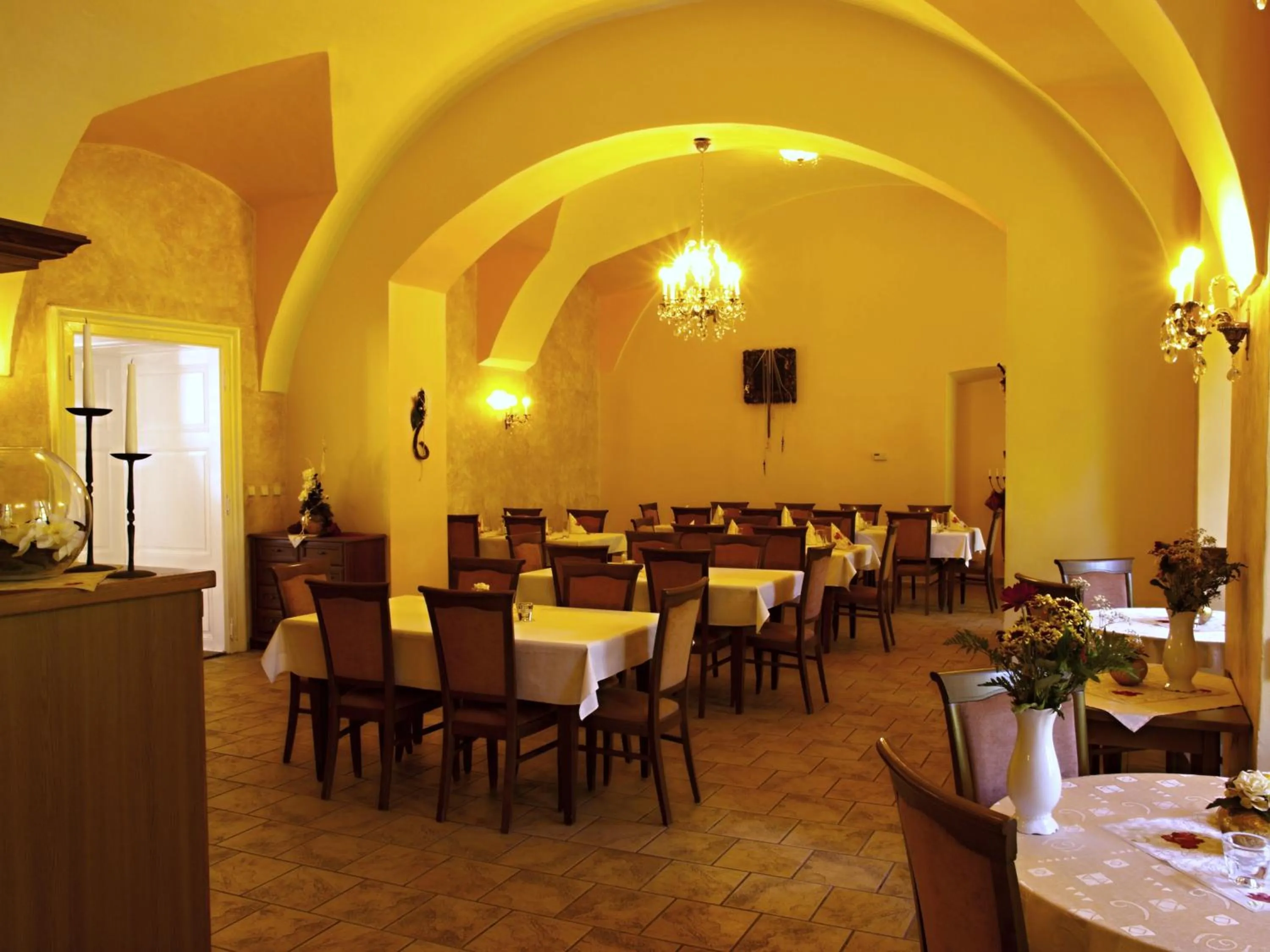 Restaurant/places to eat in Zamek Cerveny Hradek