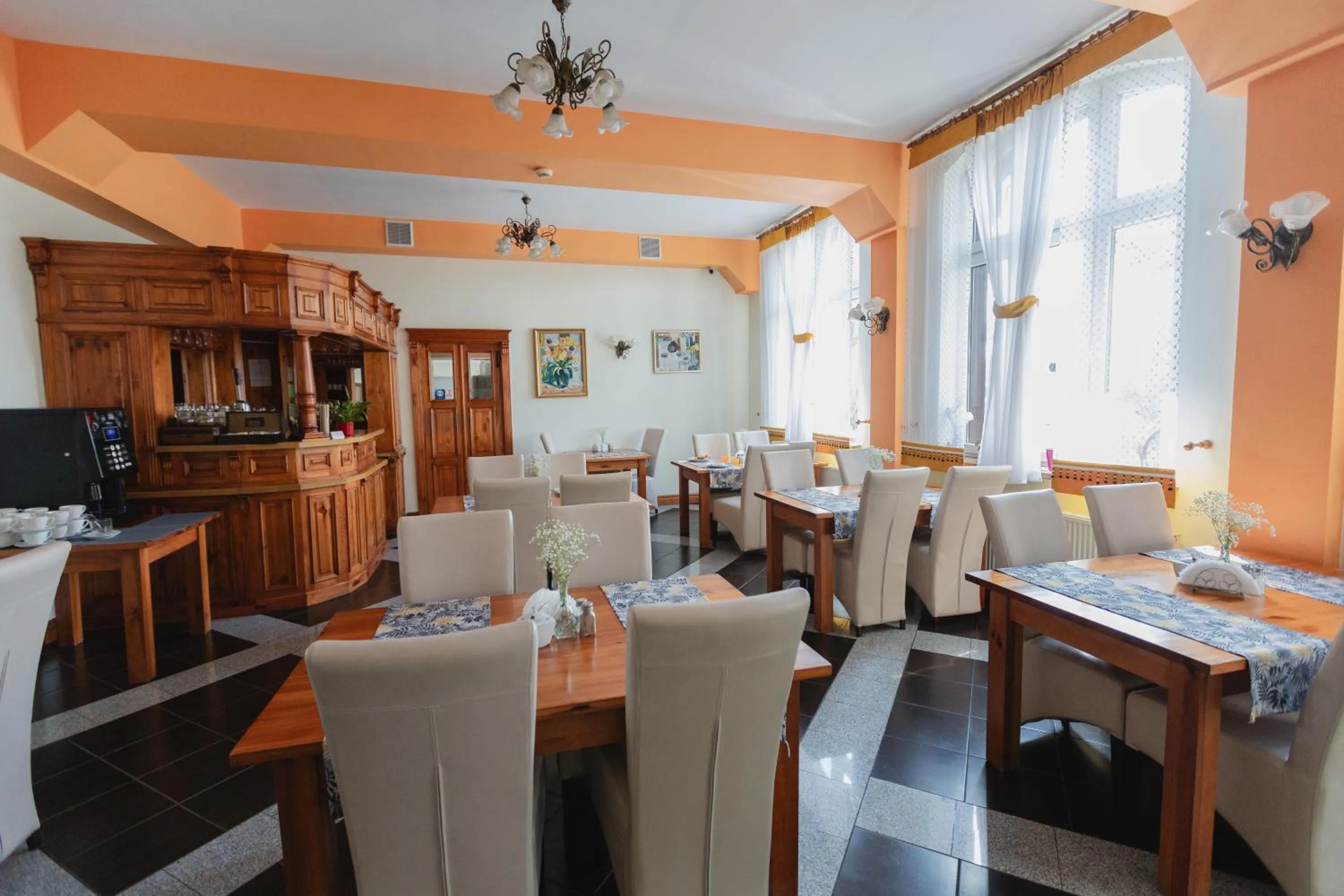 Restaurant/places to eat in Hotel Aslan