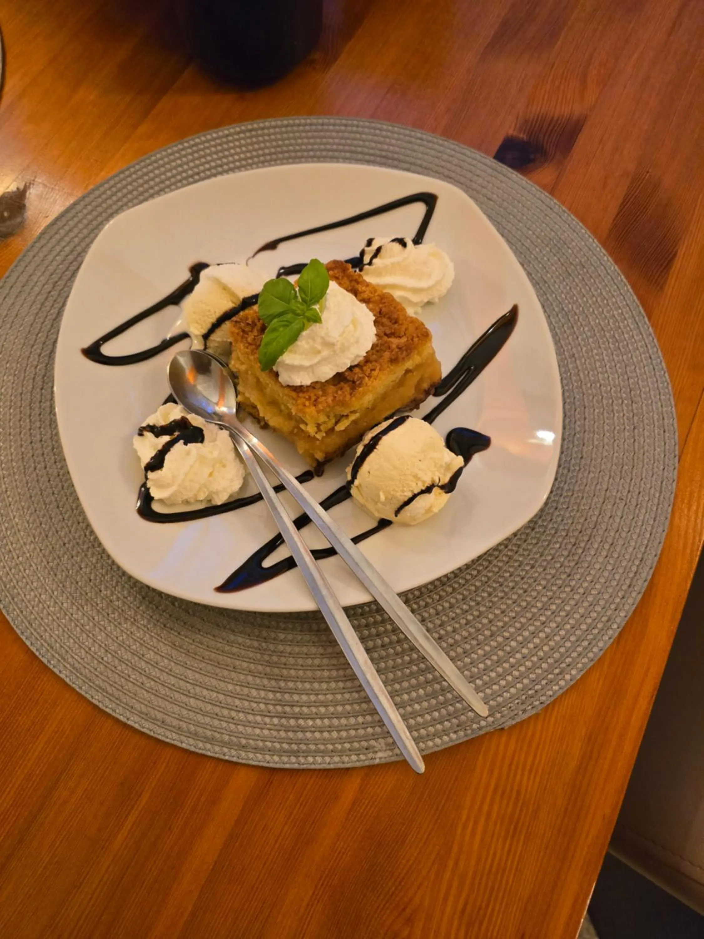 Restaurant/places to eat in Hotel Aslan