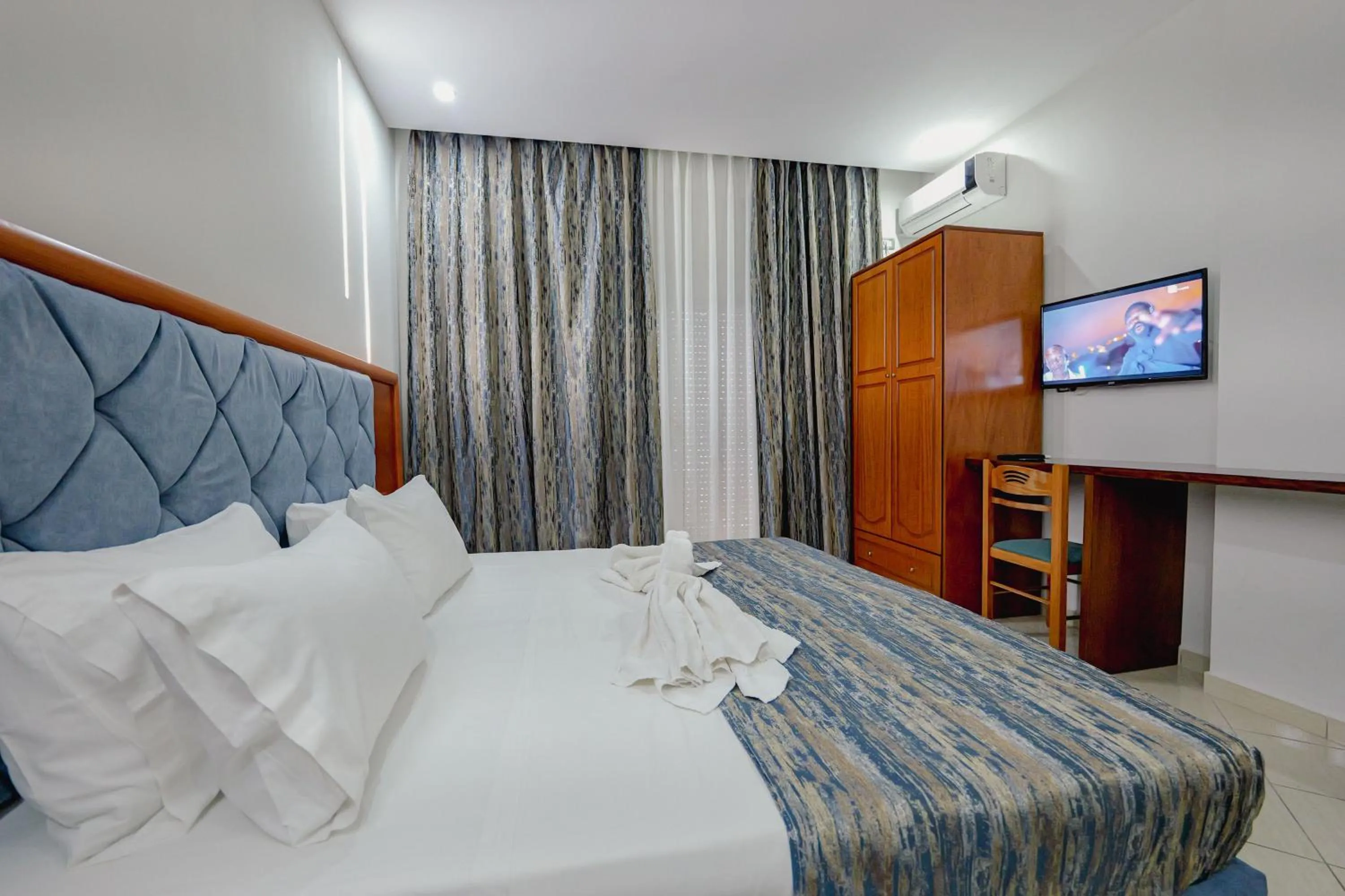 wardrobe, Bed in Hotel Divo Palace