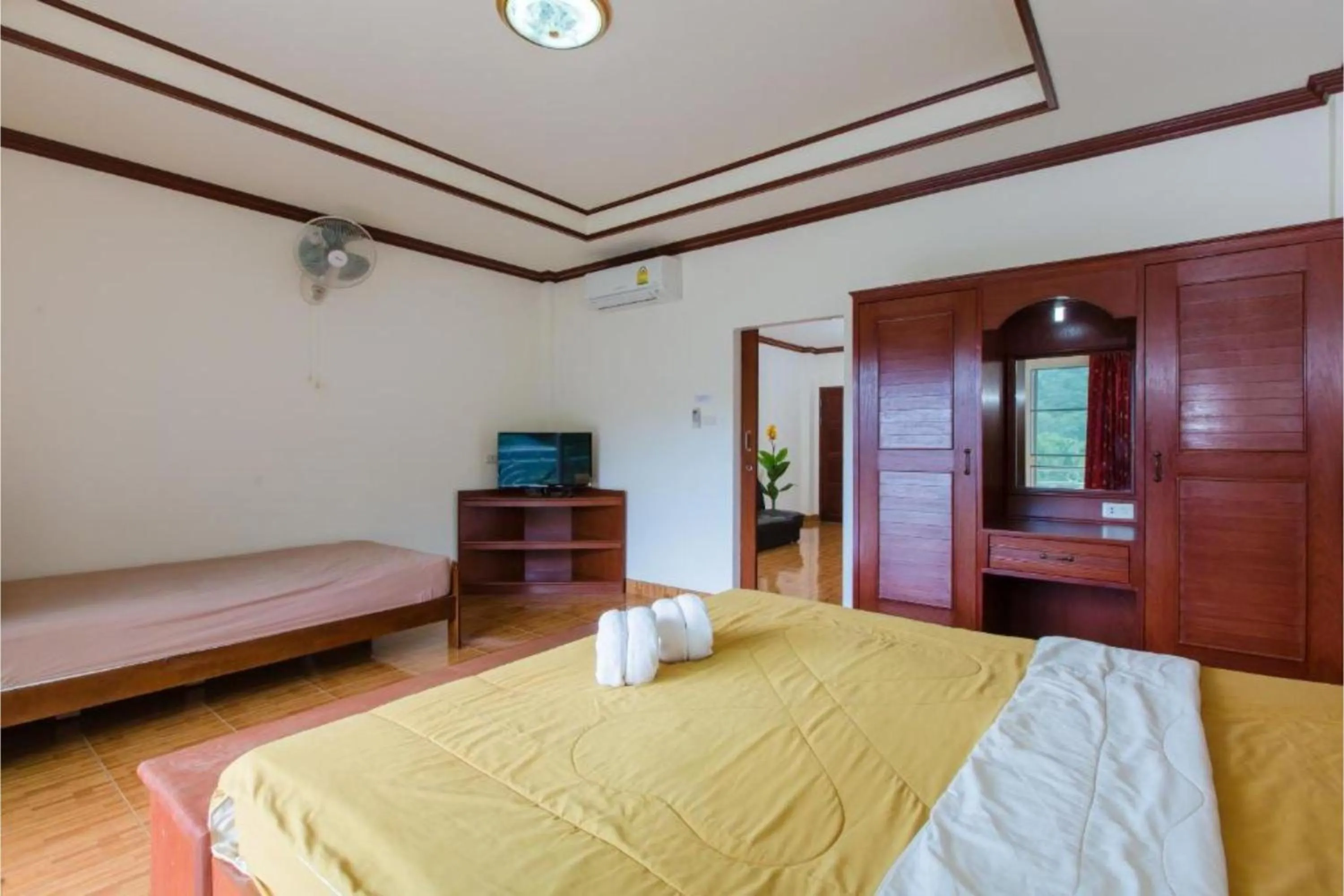 Photo of the whole room, Bed in Patong Rai Rom Yen Resort SHA