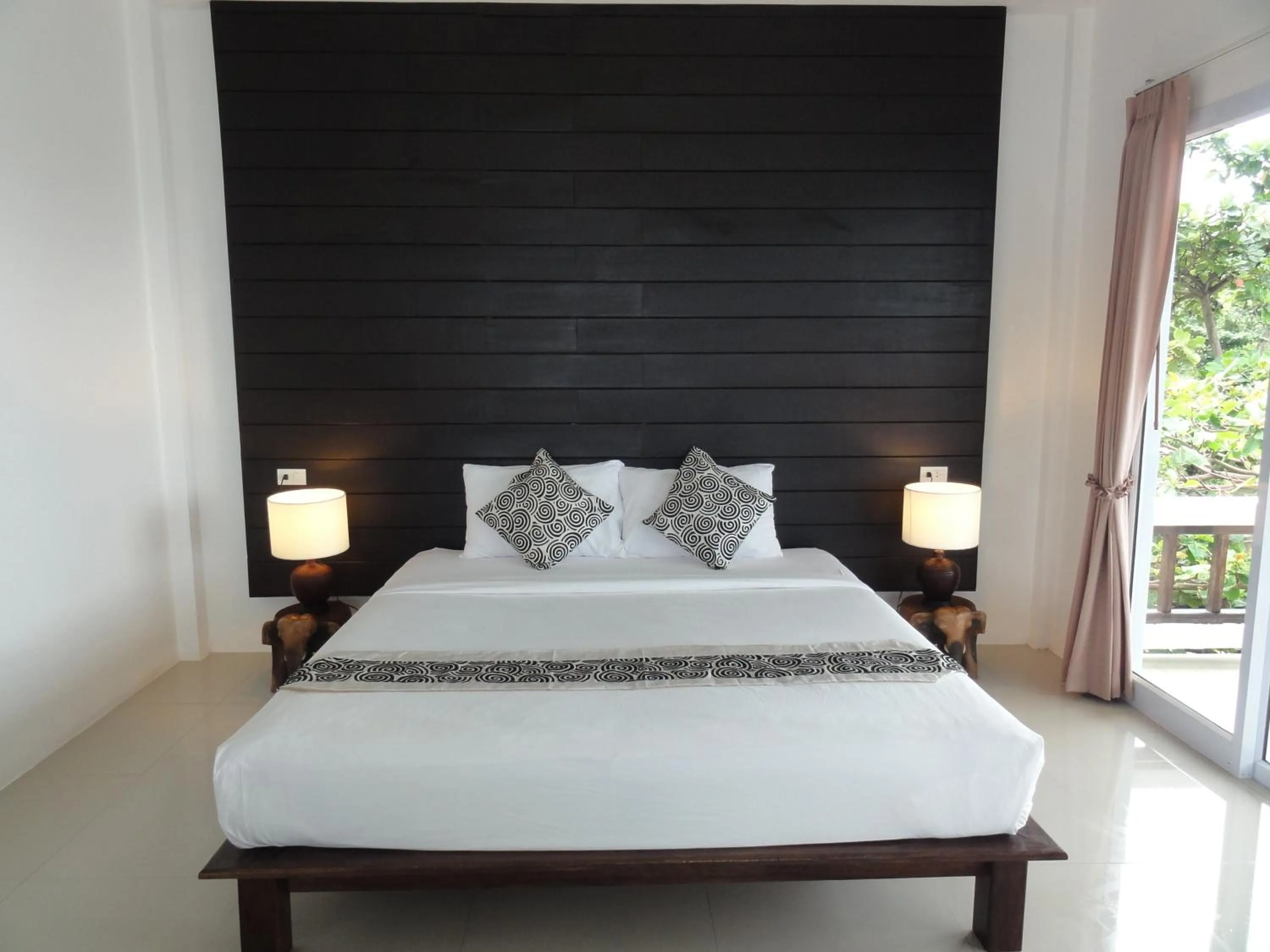 Day, Bed in High Life Bungalow