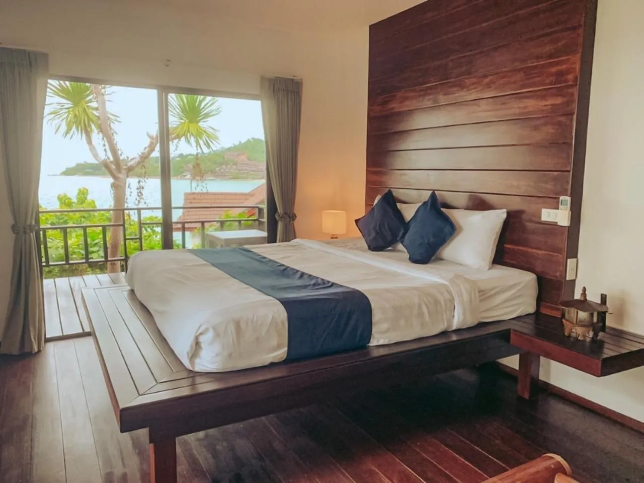 Bedroom, Bed in High Life Bungalow