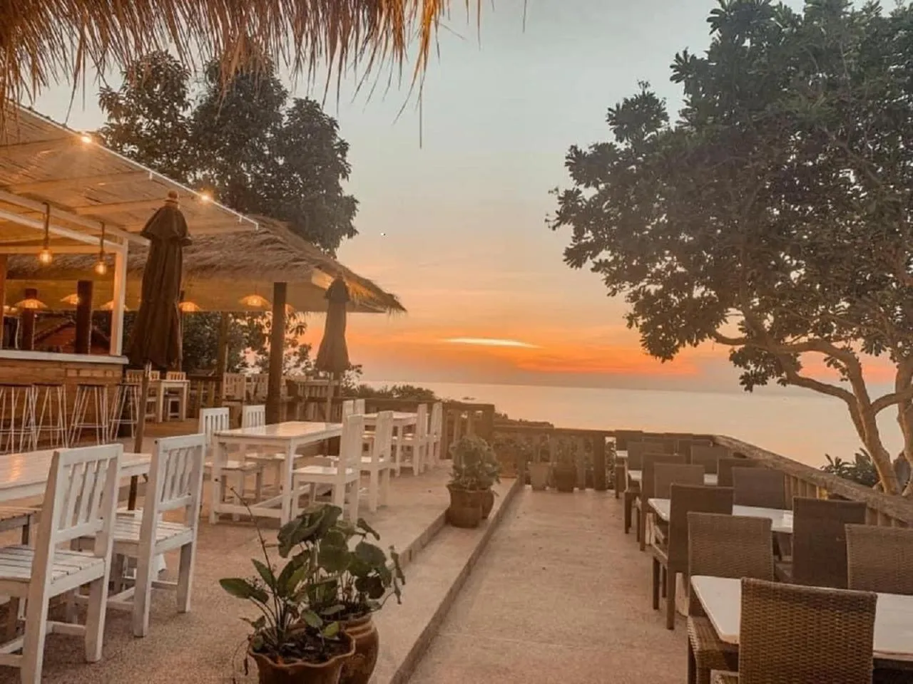 Restaurant/places to eat in High Life Bungalow