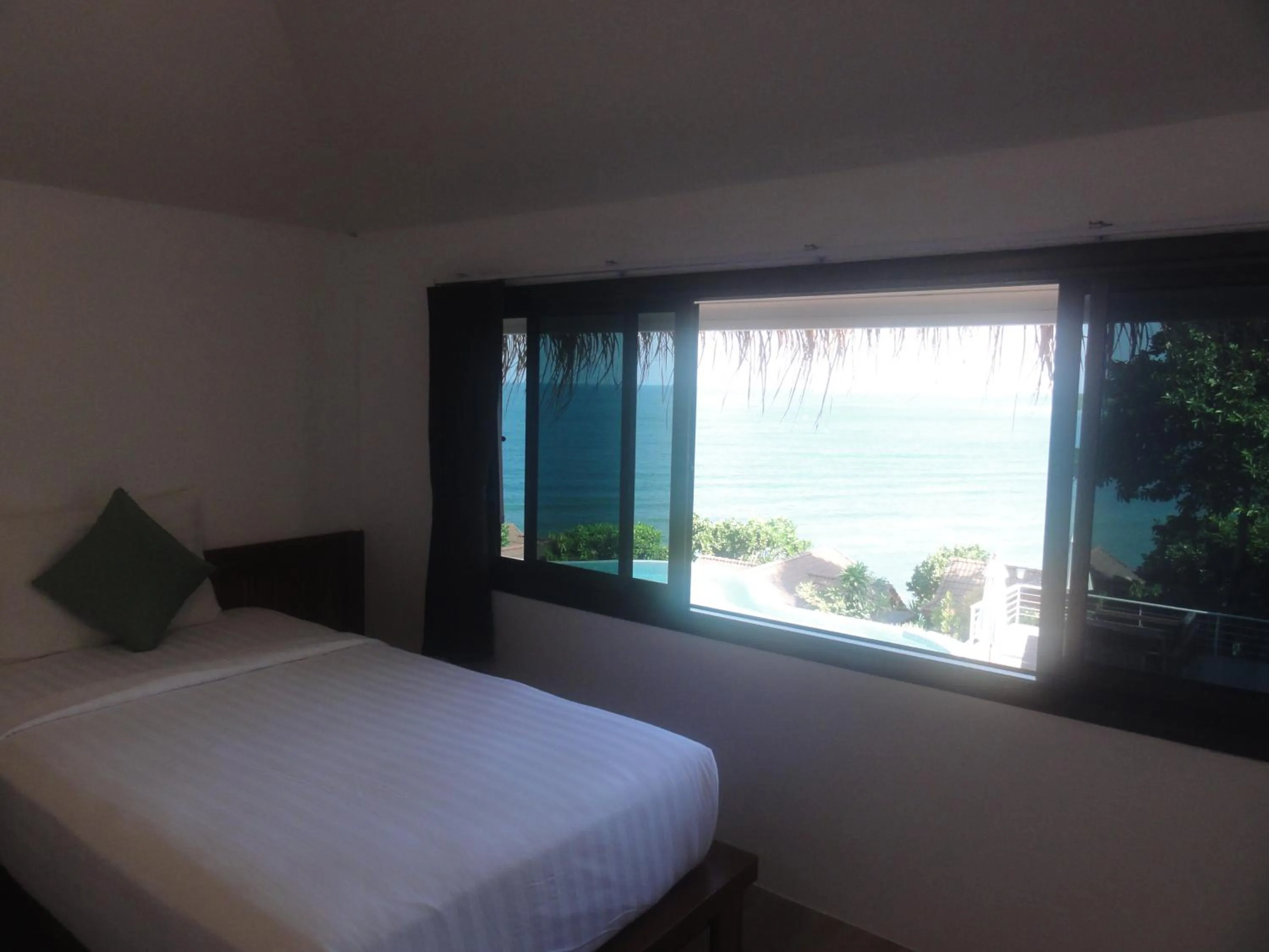 Photo of the whole room, Bed in High Life Bungalow