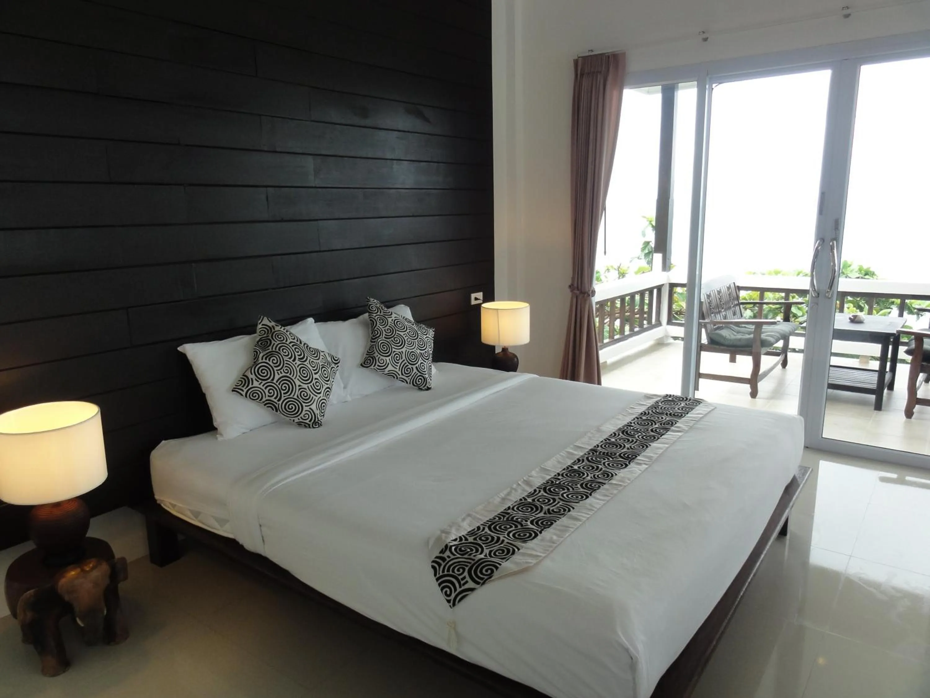 Day, Bed in High Life Bungalow