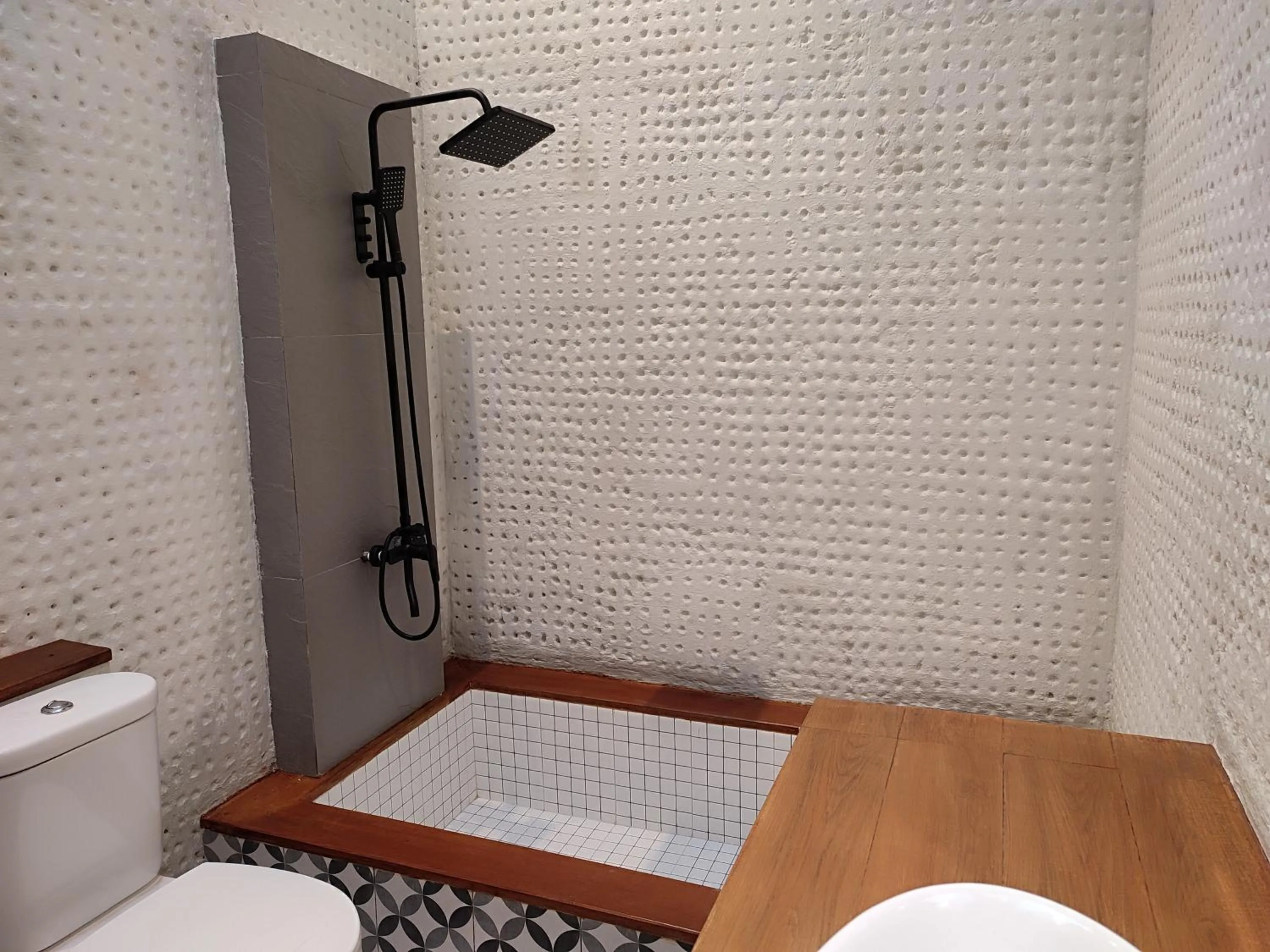 Shower in Imah Seniman