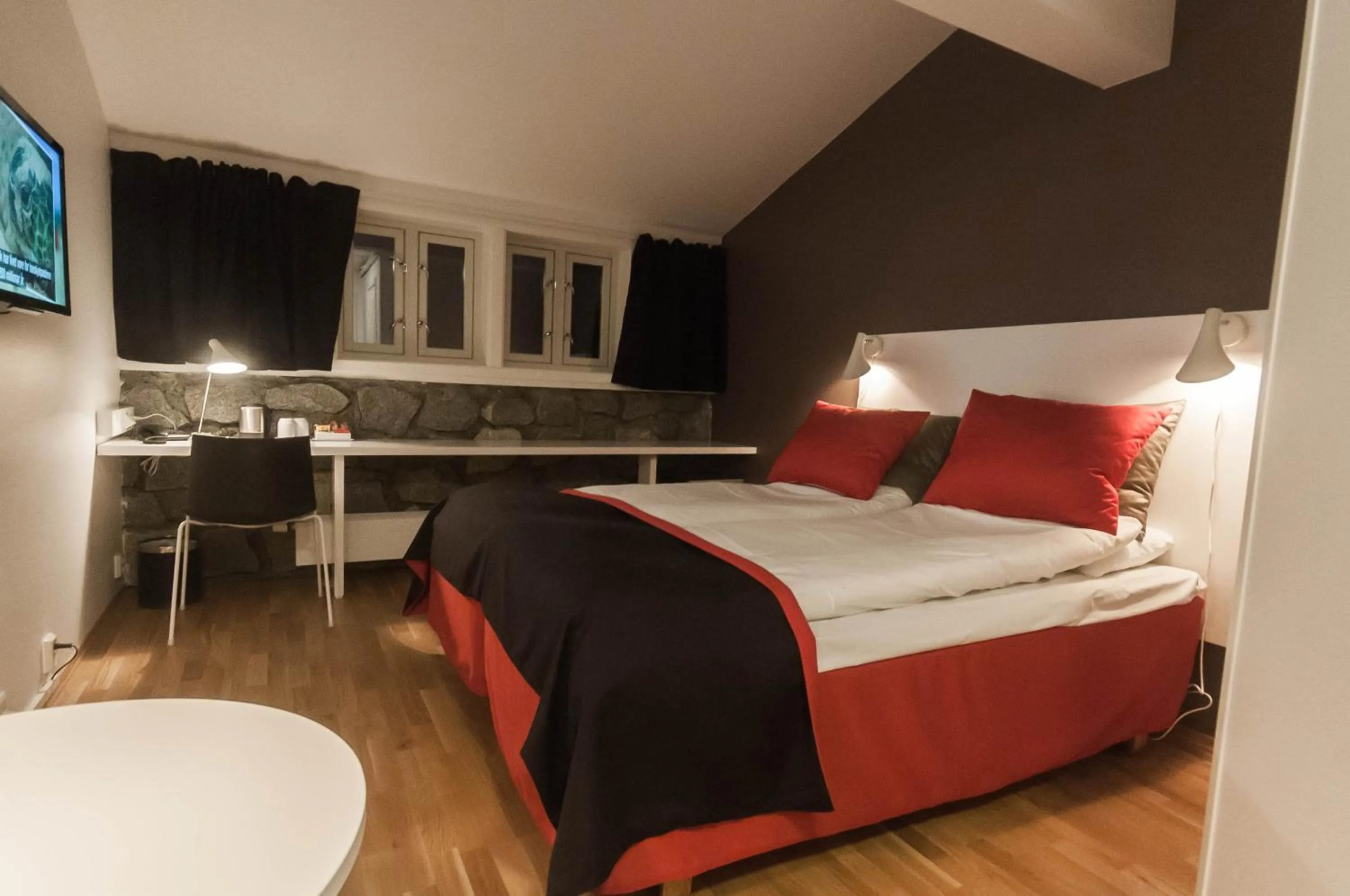 Photo of the whole room, Bed in Dolmsundet Hotell Hitra